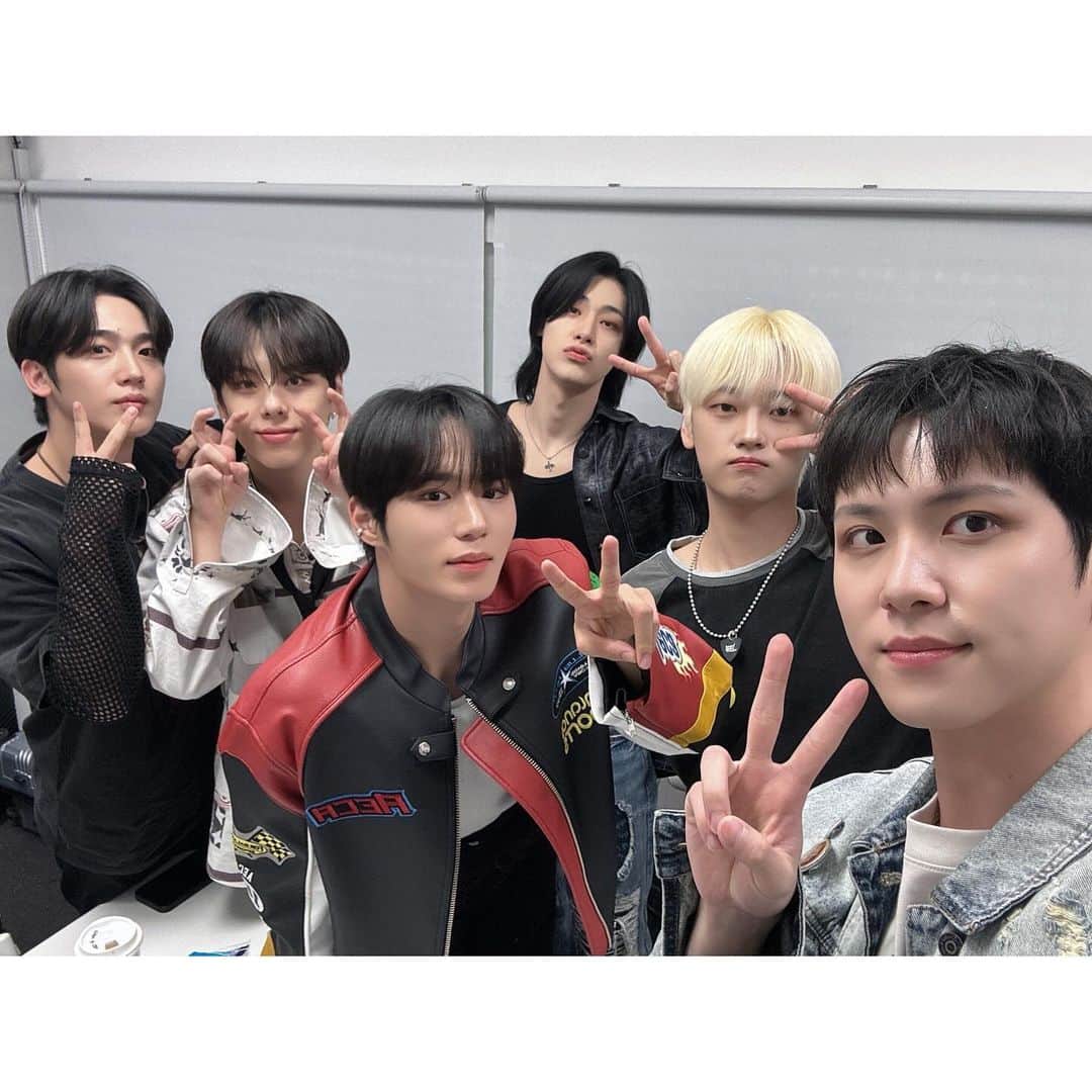 WEiのインスタグラム：「카리스마 넘치는 위아이의 등장😎 루아이와 함께라면 끝없이 달려갈 수 있답니다💨 아쉬운 내일까지 행복한 시간 보냅시다🤟 루.아.이.고🩵💙💜  #위아이 #WEi #ウィーアイ」