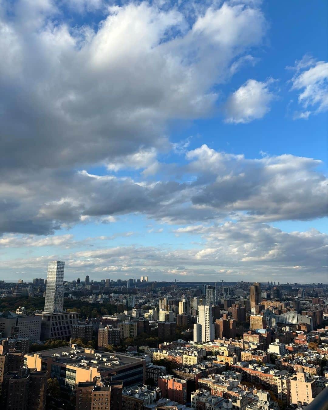 メラニー・サイクスさんのインスタグラム写真 - (メラニー・サイクスInstagram)「What an unbelievable full moon day 🤸🏽‍♂️   This city just gives and gives and I am so grateful 🙏🏻  @saralincmarr what a blast .....   #StPatrick'scathedral  #sacks  #5thavenue   #midtown  #antonucci's #uppereastside #carnagiehill  #rooftop #horizon  #newyork  #tiramisu  #topoftherock」10月29日 21時48分 - msmelaniesykes