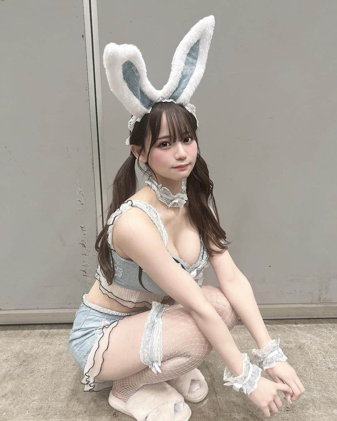 和田海佑さんのインスタグラム写真 - (和田海佑Instagram)「おさんぽ つれてって 🐰🩵🌙  幕張メッセ にて 個別握手会 でした 〜 ！ まさかの フル部数 とっても うれしいです 。 ※ 握手会中は 上着を 着ていました 👌🏻⬅️  みんなのこと だーーーいすきっ ᐡᴗ ̫ ᴗᐡ ❤︎  #NMB48 #ツインテール #バニーガール #コスプレ #셀카 #팔로우 #데일리룩 #맞팔」10月29日 21時48分 - __pupu48__