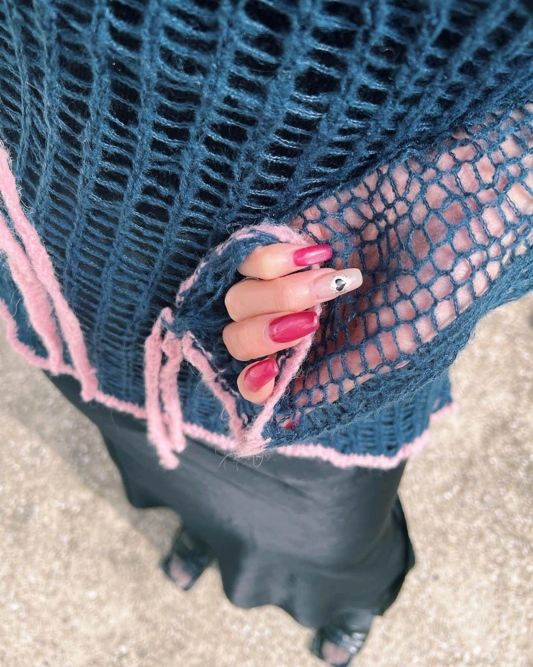 Hitoさんのインスタグラム写真 - (HitoInstagram)「. 新しくgetしたニット🧶  ローゲージの感じと、 深いネイビー×ピンクの組み合わせと袖の紐が可愛すぎる🍬  knit @haigdone_official」10月29日 21時48分 - hito0806