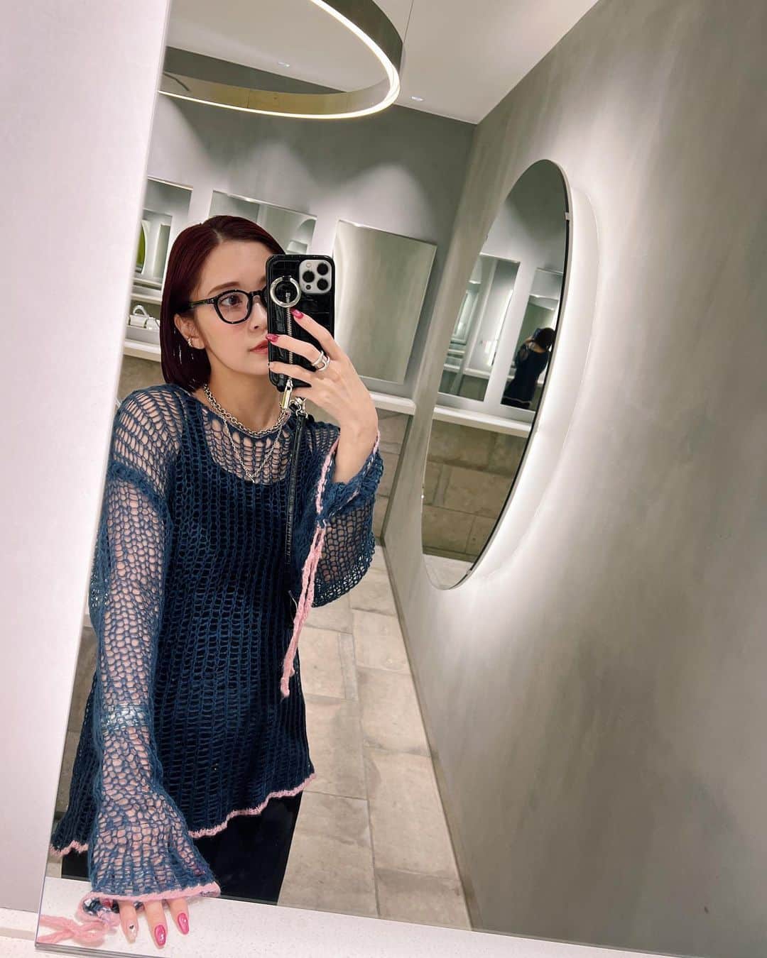 Hitoのインスタグラム：「. 新しくgetしたニット🧶  ローゲージの感じと、 深いネイビー×ピンクの組み合わせと袖の紐が可愛すぎる🍬  knit @haigdone_official」