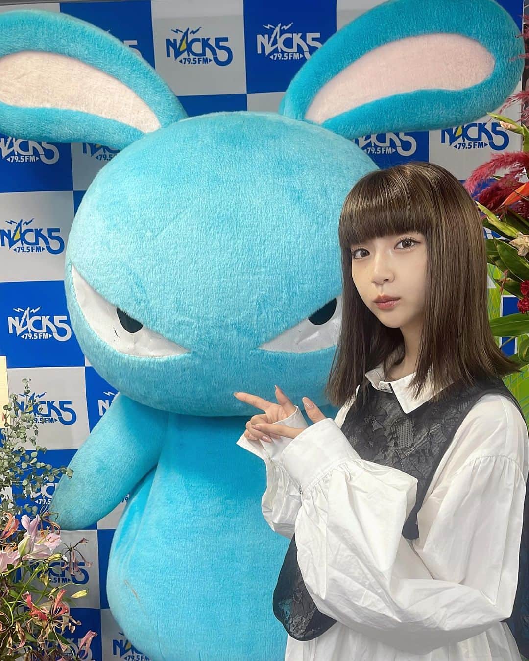 荻野由佳のインスタグラム：「、 今週も、SAITAMA Z MAP お聴きくださった方 ありがとうございました！！ 電話企画ではまさかのお兄ちゃんからも。笑  また来週も、皆さん、よろしくお願いします！📻👂 今日はラジットくんと、写真を撮りました🤣  今日のお洋服は ひとみちゃんの作ったお洋服 かわいい〜〜！ありがとうだよ〜.ᐟ.ᐟ♡」