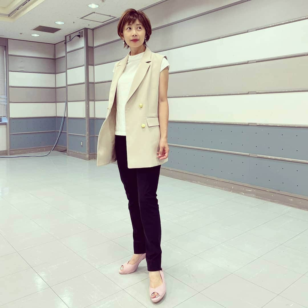 富永美樹さんのインスタグラム写真 - (富永美樹Instagram)「本日私たちの会社のガーデン&雑貨ショップが無事にグランドオープンしました！ たくさんのお客さまに お越しいただき嬉しかったです😊🙇 そして 先日番組収録でご一緒させていただいた#北斗晶 さんから #お祝いバルーン が😭 #優しすぎる 😭 #ありがとうございます   明日、明後日 #tbs #キニナルチョイス に 出演します #衣装 #ピアス あと ショップから#fmfuji #bumpy 14時すぎに#電話生出演  させてもらいます😊」10月29日 21時59分 - miki.tominaga.official