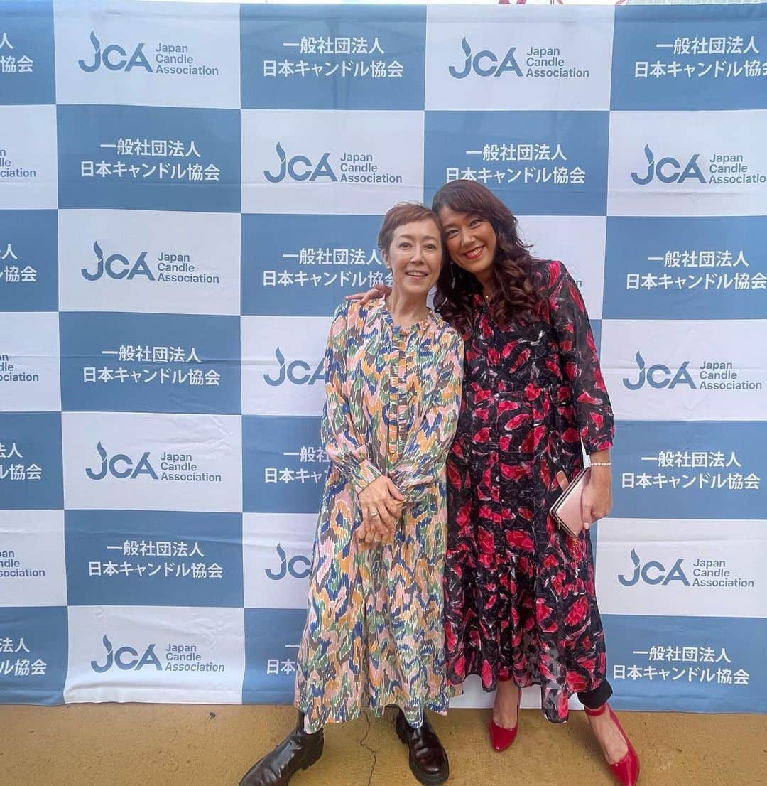 クリス智子さんのインスタグラム写真 - (クリス智子Instagram)「〜TOKYO TOWER CANDLE DAYS 2023〜  金土日@東京タワー🗼 来て下さった皆さん、ありがとうございました！  そして、ご尽力いただいたみなさん、お疲れ様でした。  土曜日には、CANDLE AWARD の授賞式の司会や、 LiLiCoさんとキャンドルトークを。 お天気も本当によく、楽しい時間となりました。  （1枚目は、Candle Juneさん、2,3枚目、LiLiCoさん、４枚目は、AWARD🏅受賞者と審査員、スポンサー様と記念写真。今年は特別審査員に城田優さん、ご参加ありがとうございました！）  AWARDには、部門別に、たくさんのご応募あり。 土曜日は、午前中に、審査員一堂に集まり、 ファイナリストのみなさんの作品の審査を、 させていただきましたが、1時間半ほど、がっつり集中しました。  この数年で、みるみるクオリティーが上がり、またイマジネーションが膨らむ作品が多くなったこをと実感。今年は香港からの参加者でファリナリストも多く見受けられ、発想の違いも顕著で、非常に興味深かったです。  受賞者の皆様、おめでとうございました！ そして、受賞ならずとも、ファイナリストの皆様、 同様に、おめでとうございました。  来年もさらに実りあるイベントになることと！  一端にはなりますが、火曜日の番組内、CANDLE DAYS のコーナーにて、@good_813jwave  ご報告させていただきまーす。  @jca_official  @candle_june  @tokyotower_official   #tokyotowercandledays  #jca #jwave  ワンピースは #minaperhonen」10月29日 22時00分 - chris_tomoko
