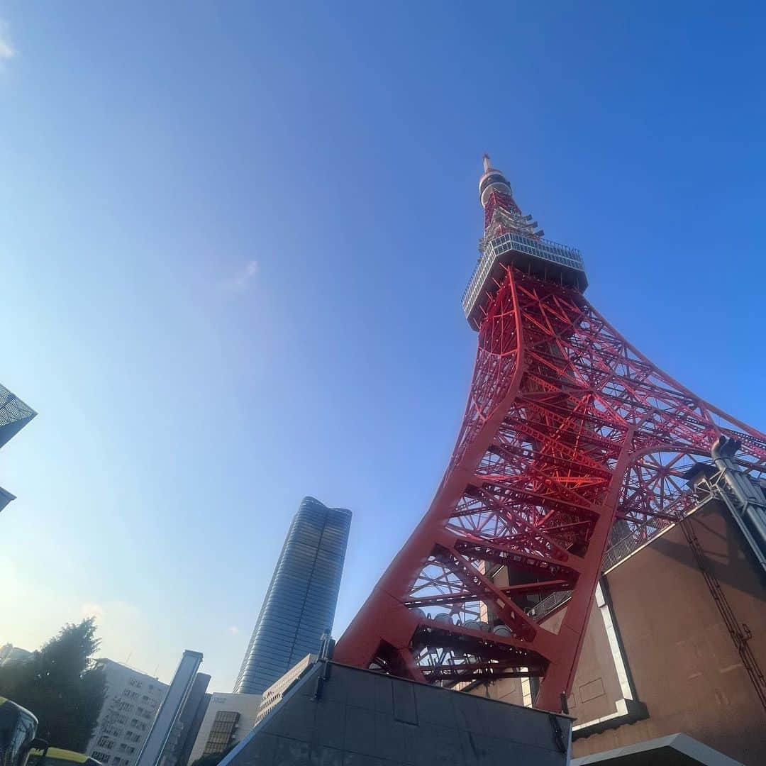 クリス智子さんのインスタグラム写真 - (クリス智子Instagram)「〜TOKYO TOWER CANDLE DAYS 2023〜  金土日@東京タワー🗼 来て下さった皆さん、ありがとうございました！  そして、ご尽力いただいたみなさん、お疲れ様でした。  土曜日には、CANDLE AWARD の授賞式の司会や、 LiLiCoさんとキャンドルトークを。 お天気も本当によく、楽しい時間となりました。  （1枚目は、Candle Juneさん、2,3枚目、LiLiCoさん、４枚目は、AWARD🏅受賞者と審査員、スポンサー様と記念写真。今年は特別審査員に城田優さん、ご参加ありがとうございました！）  AWARDには、部門別に、たくさんのご応募あり。 土曜日は、午前中に、審査員一堂に集まり、 ファイナリストのみなさんの作品の審査を、 させていただきましたが、1時間半ほど、がっつり集中しました。  この数年で、みるみるクオリティーが上がり、またイマジネーションが膨らむ作品が多くなったこをと実感。今年は香港からの参加者でファリナリストも多く見受けられ、発想の違いも顕著で、非常に興味深かったです。  受賞者の皆様、おめでとうございました！ そして、受賞ならずとも、ファイナリストの皆様、 同様に、おめでとうございました。  来年もさらに実りあるイベントになることと！  一端にはなりますが、火曜日の番組内、CANDLE DAYS のコーナーにて、@good_813jwave  ご報告させていただきまーす。  @jca_official  @candle_june  @tokyotower_official   #tokyotowercandledays  #jca #jwave  ワンピースは #minaperhonen」10月29日 22時00分 - chris_tomoko