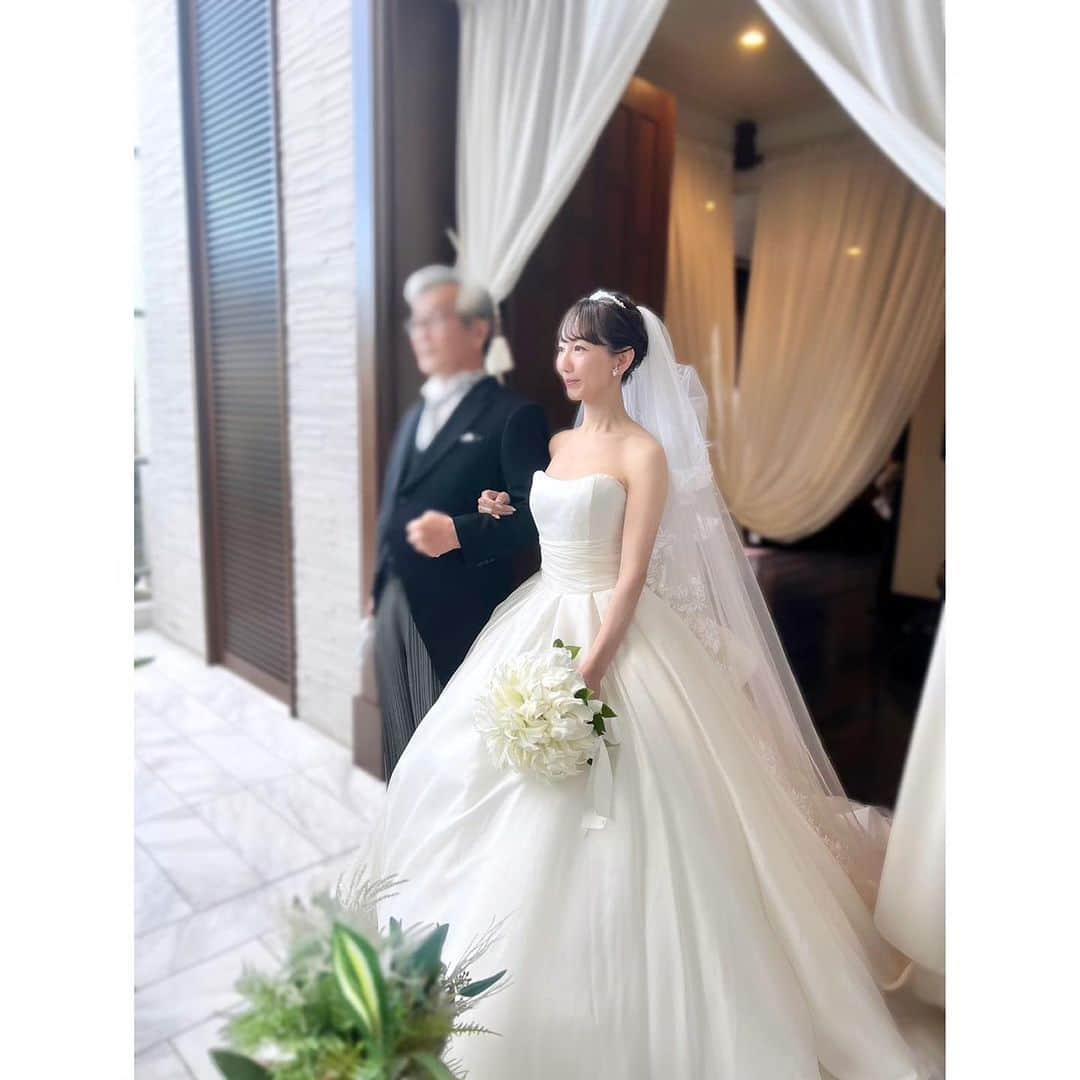 咲希あかねさんのインスタグラム写真 - (咲希あかねInstagram)「#weddingday  結婚式を挙げました💐  入籍をしてから気づいたら1年ちょっと… 白無垢の前撮りしかできていなかったので 式を挙げることができ、とても温かい空間で幸せでした✨  結婚式は 両親や家族、見守って下さる方に感謝を伝える日。 本当にありがとうございます！  dress: @antoniorivamilano hair&makeup: @sara0726   #wedding #weddingdress #weddinghair #bride #bridal #ウェディング #ウェディングヘア #ウェディングドレス #カラードレス #ブライダル #ブライダルヘア #ブライダルネイル #結婚式 #結婚式diy #花嫁diy #花嫁 #花嫁ヘア #花嫁美容 #ブーケ #へアアレンジ#ウエディング #ウェディングフォト #アントニオリーヴァ #宝塚 #宝塚og」10月29日 21時53分 - akane_saki