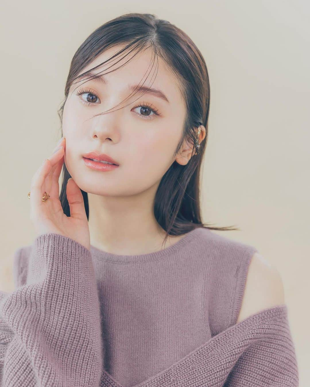 齊藤英里さんのインスタグラム写真 - (齊藤英里Instagram)「オペラのアイテムを使用したメイクです♡ シアーマットでうるっとしたリップメイクが 可愛かった、、、❄️ 色味によって系統がこんなにも変わるんです！ 私は、シアーマットリップスティック05フィグが お気に入り。（4.5枚目） どんな気分にも合わせやすそうで これから冬メイクで大活躍しそうなんだ〜💄  ・シアーマットリップスティック限定色「スパイシーピンク」（11/1発売） ・冬コレクション（12/6発売）  #pr #オペラシアーマットリップスティック  #オペラリップティント」10月29日 21時55分 - erisaito.official