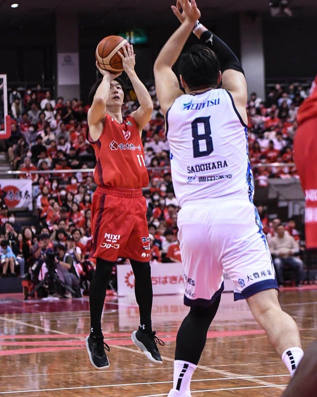 千葉ジェッツさんのインスタグラム写真 - (千葉ジェッツInstagram)「試合風景|ω･)📸  B.LEAGUE2023-24 vs.FE名古屋  🏀試合終了🏀 千葉J 73-88 FE名古屋  #連勝ならず #悔しい敗戦 #この負けを糧に #ステップアップしていこう #chibajets #Bリーグ #千葉ジェッツ #バスケ #basketball #portrait  #photograph #ジェッツ写真部 #レンズ越しの世界 #応炎🔥 #ありがとうございました✨」10月29日 21時57分 - chibajets_official