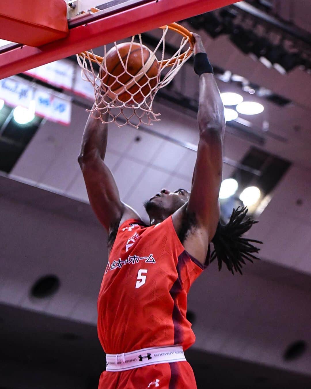 千葉ジェッツさんのインスタグラム写真 - (千葉ジェッツInstagram)「試合風景|ω･)📸  B.LEAGUE2023-24 vs.FE名古屋  🏀試合終了🏀 千葉J 73-88 FE名古屋  #連勝ならず #悔しい敗戦 #この負けを糧に #ステップアップしていこう #chibajets #Bリーグ #千葉ジェッツ #バスケ #basketball #portrait  #photograph #ジェッツ写真部 #レンズ越しの世界 #応炎🔥 #ありがとうございました✨」10月29日 21時57分 - chibajets_official