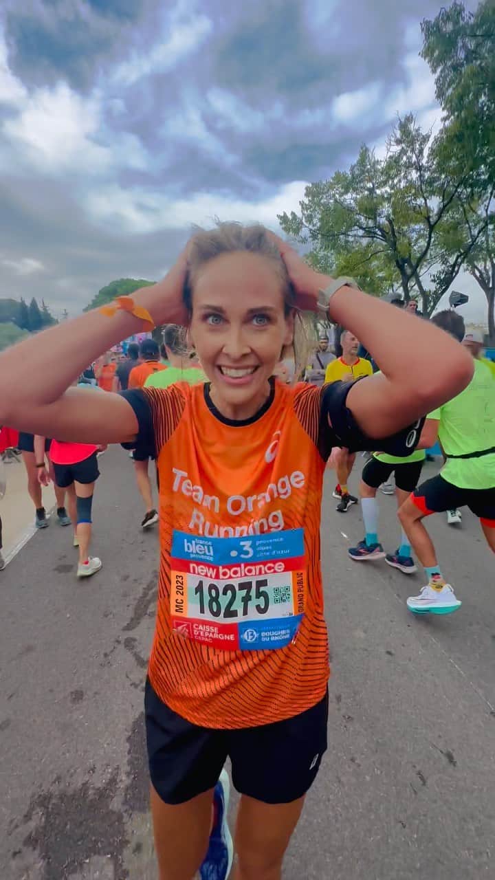 オフェーリ・ムニエのインスタグラム：「Marseille - Cassis 2023 ! Merci de m’avoir accompagnée sur les derniers mètres @teamorangerunning c’était une chouette aventure 😊」