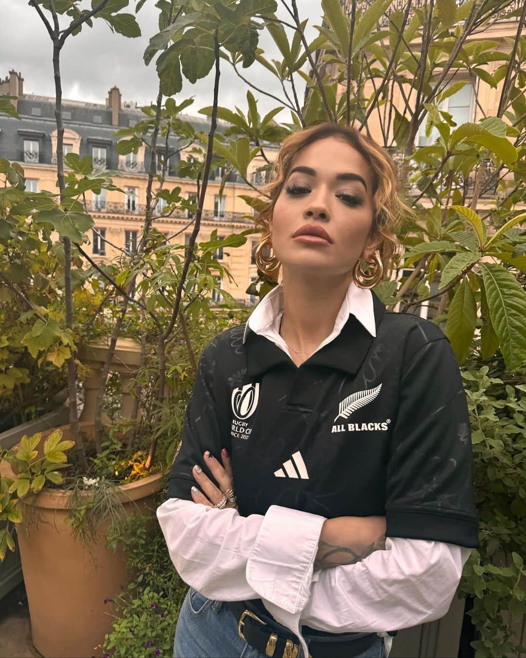 リタ・オラのインスタグラム：「My first Rugby game and what an experience it was. Thank you to all who made this a night to remember @allblacks you’ll forever be champs congratulations on an incredible game 🥹🙌❤️ the energy was electric ⚡️」
