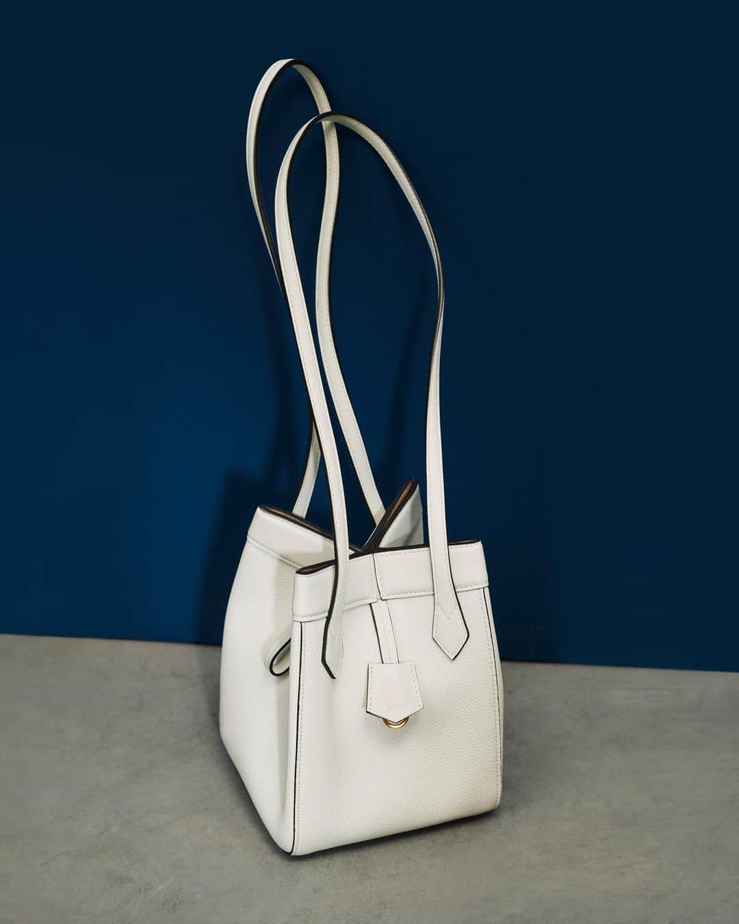 Fendiのインスタグラム：「New bag silhouettes, the Fendi Origami and the Fendi Boston 365, alongside pieces from #FendiWinter 2023-2024 curated with Stefano Pilati.  Curated with: @stefanopilati  Artistic Director of Couture and Womenswear: @mrkimjones  Artistic Director of Accessories and Menswear: @silviaventurinifendi  Artistic Director of Jewellery: @delfinadelettrez  Styling: @elliegracecumming Hair: @cimmahony Makeup: @daniel_s_makeup  Casting: @nicola.kast Model: @hollyreyes  Photography: @collierschorrstudio  Set Design: @javirigoyen」