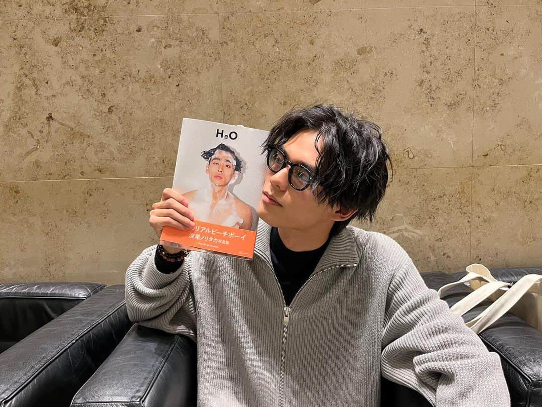 日向亘のインスタグラム：「令和のリアルビーチボーイから写真集頂きました〜 力の抜けた爽やかさとバチバチにきまってる写真の緩急が素敵！ ありがと〜 #濱尾ノリタカ」