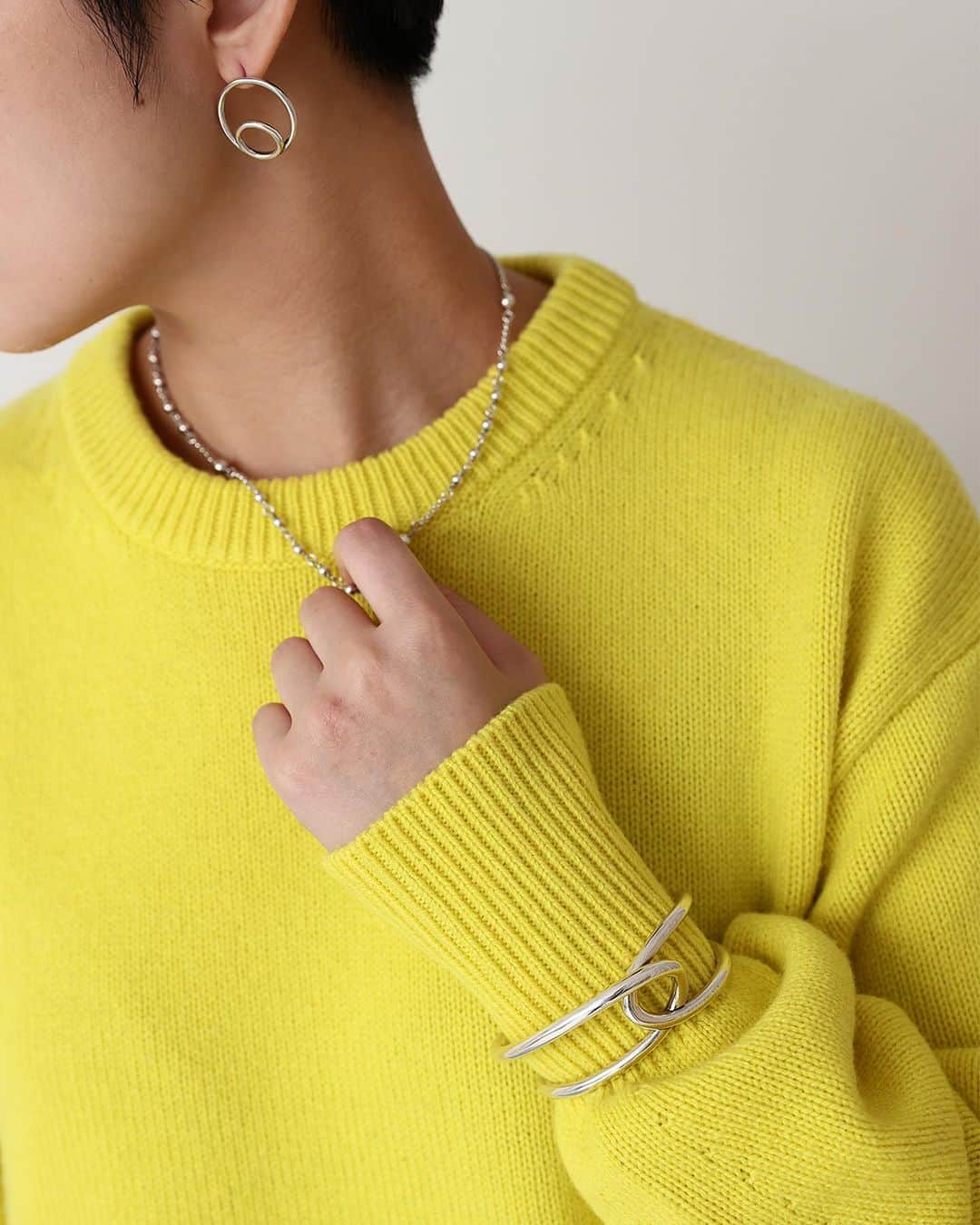 JOURNAL STANDARDさんのインスタグラム写真 - (JOURNAL STANDARDInstagram)「「シルバー小物」  いつもの服に取り入れるだけで完成度を上げてくれるシルバー小物。 アクセサリーはもちろん、今年はバッグやブーツで取り入れるのも旬。  ——— ⁡ ■【FABIO RUSCONI/ファビオルスコーニ】ヒールブーティー ¥49,500 tax included No.23093410006230  ■【HELOYSE/エロイーズ】TOAST PU LEATHER MINI：バッグ ¥6,600 tax included No.23092410004230  ■【PHILIPPE AUDIBERT】Rick bracelet：ブレスレット ¥17,600 tax included No.23091410004430  ■【PHILIPPE AUDIBERT】Ellie brecelet：ブレスレット ¥17,600 tax included No.23091410004330  ■【PHILIPPE AUDIBERT】Wilna necklace：ネックレス ¥13,200 tax included No.23091410004530  ■【PHILIPPE AUDIBERT】Lilien earring：ピアス（両耳用） ¥10,780 tax included No.23091410003830  ■【PHILIPPE AUDIBERT】Dewitt ring：リング ¥10,450 tax included No.23091410003730  ■【PHILIPPE AUDIBERT】Ellie ring：リング ¥10,450 tax included No.23091410003630  —————————— ⁡ #baycrews #baycrewsstore #journalstandardladies #journalstandard #2023autumn #autumn #ジャーナルスタンダード #レディースファッション #ベイクルーズ #大人コーデ #秋コーデ #秋物 #秋服 #大人コーデ#30代コーデ#40代コーデ#シルバー#シルバー小物#リシルバーリング#シルバーネックレス#シルバーピアス#シルバーブーツ#シルバーバッグ」10月29日 22時03分 - journalstandard.jp
