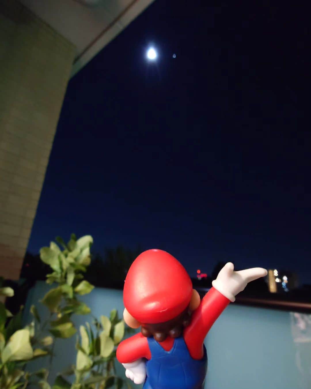 鈴木おさむさんのインスタグラム写真 - (鈴木おさむInstagram)「今宵は満月ですね マリオと月を見る」10月29日 22時03分 - osamuchan_suzuki