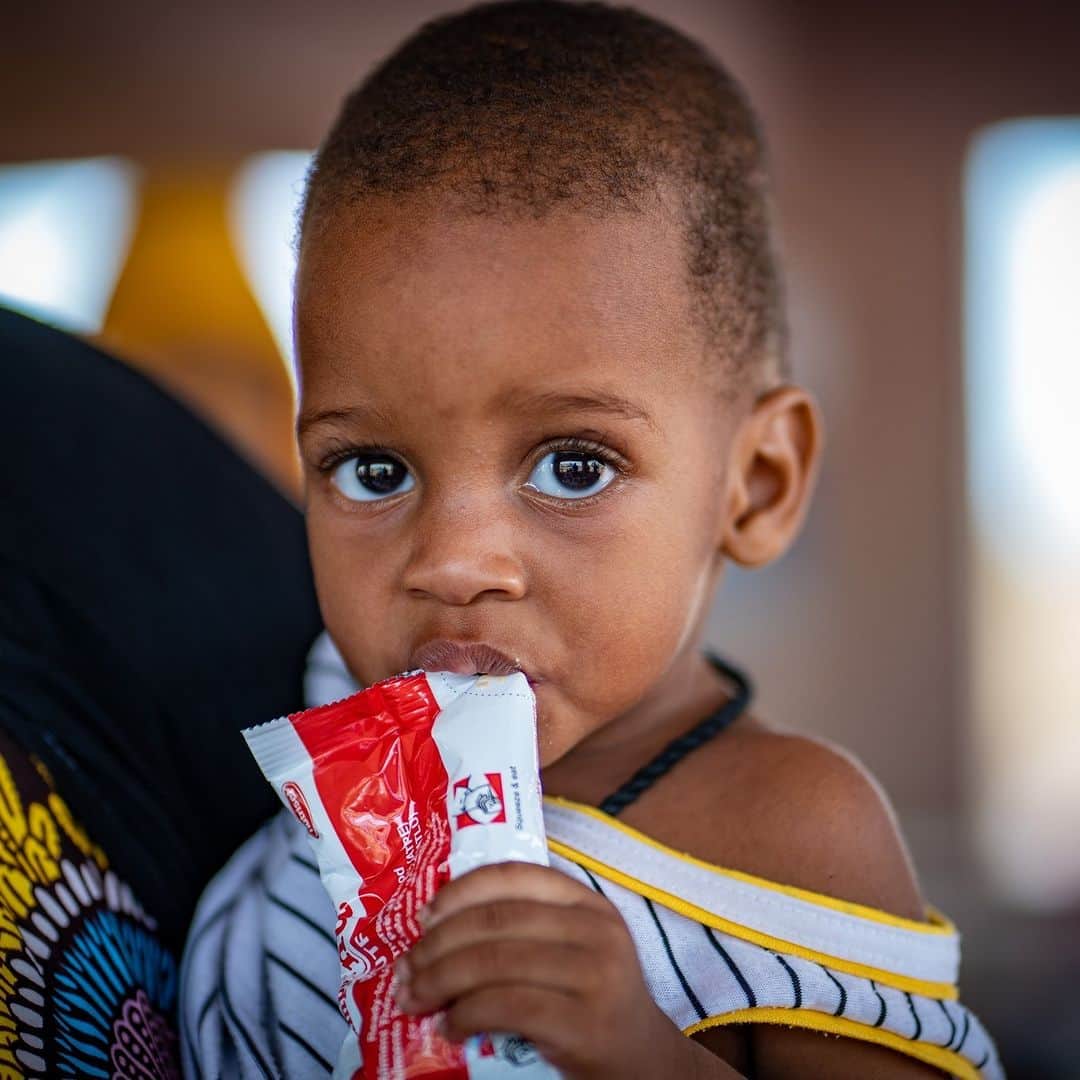 unicefさんのインスタグラム写真 - (unicefInstagram)「Every sachet counts.  Baby Ousseyni is eating ready-to-use therapeutic food thanks to a UNICEF-supported mobile health and nutrition clinic in Mali.  The special mix of nutrients, vitamins and minerals is helping children recover from severe malnutrition across the world.  © UNICEF/N’Daou」10月29日 22時05分 - unicef