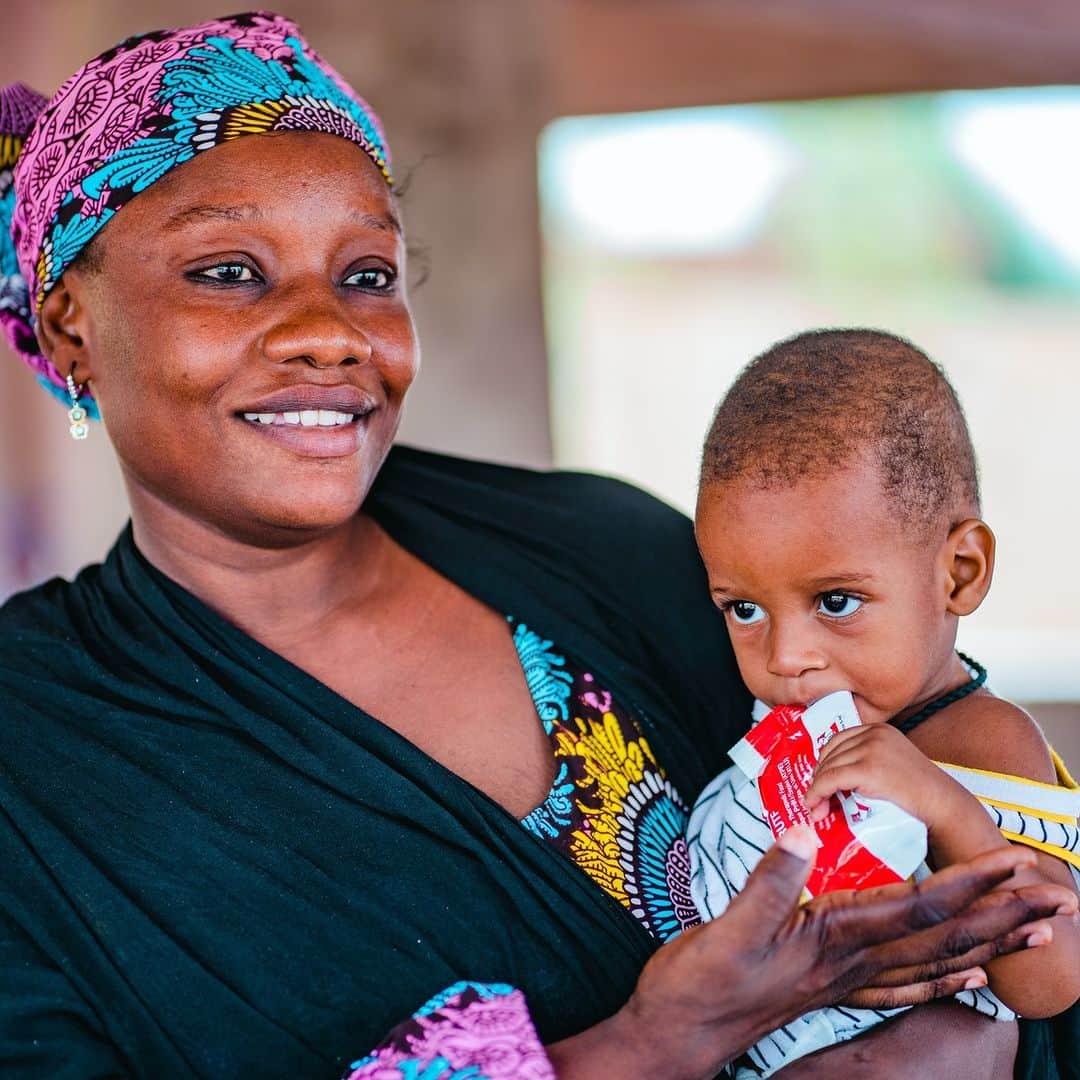 unicefさんのインスタグラム写真 - (unicefInstagram)「Every sachet counts.  Baby Ousseyni is eating ready-to-use therapeutic food thanks to a UNICEF-supported mobile health and nutrition clinic in Mali.  The special mix of nutrients, vitamins and minerals is helping children recover from severe malnutrition across the world.  © UNICEF/N’Daou」10月29日 22時05分 - unicef