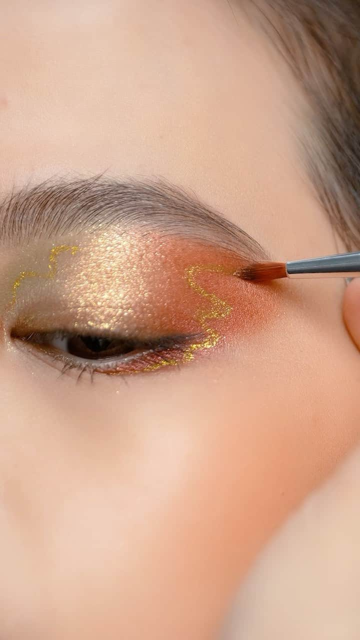 シュウウエムラのインスタグラム：「a sophisticated touch to your halloween disguise. 🪄⁠ we’re transfixed by layers of dimensional metallic shine and a touch of gold on the lips and eye. 💛⁠ ⁠ 立体的なメタリックの輝きが幾重にも重なり、蝶の羽を模したゴールドのタッチが唇と目元に🪄💛。⁠ ⁠ makeup artistry by shu uemura china trainer and certified makeup artist ivy.  ⁠ #shuuemura #シュウウエムラ⁠ #shuartistry #shuuemuraartist ⁠ #halloweeninspo #halloweenmakeup ⁠ #makeuptutorial」