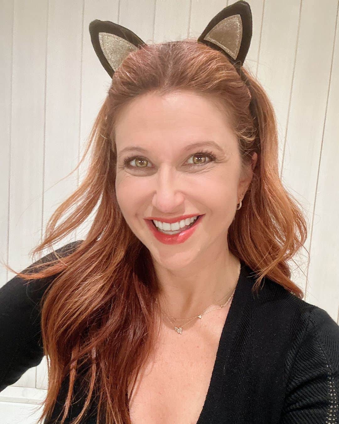 レイチェル・ニコルズのインスタグラム：「When you don’t have energy for a whole costume, but still want to be Halloween Saturday night festive 🎃🐈‍⬛👻」