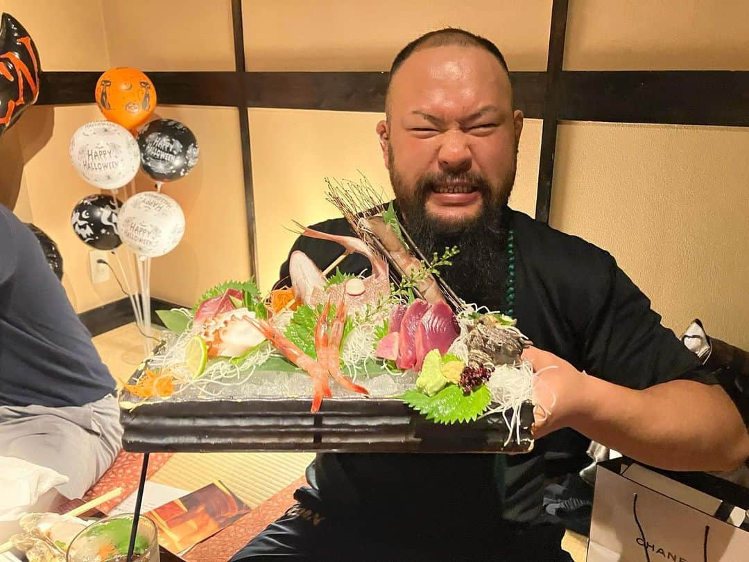 岡倫之さんのインスタグラム写真 - (岡倫之Instagram)「It's a little early, but I celebrated my victory over Moxley and the Jr. TAG LEAGUE victory in Niigata.  少し早いがモクスリー戦とジュニアタッグリーグ優勝を祝してチンチン🍷（イタリア語で乾杯の意）  #いかの墨  #村上牛  #キン肉マン #肉の日  #日本代表ユニフォーム  #新日本プロレス #ユナイテッドエンパイア #連合帝国 #NewJapanProWrestling #njpw  #UNITEDEMPIRE #TJP #フランシスコアキラ #FrancescoAkira  #カラムニューマン  #CallumNewman」10月29日 22時07分 - great_o_khan