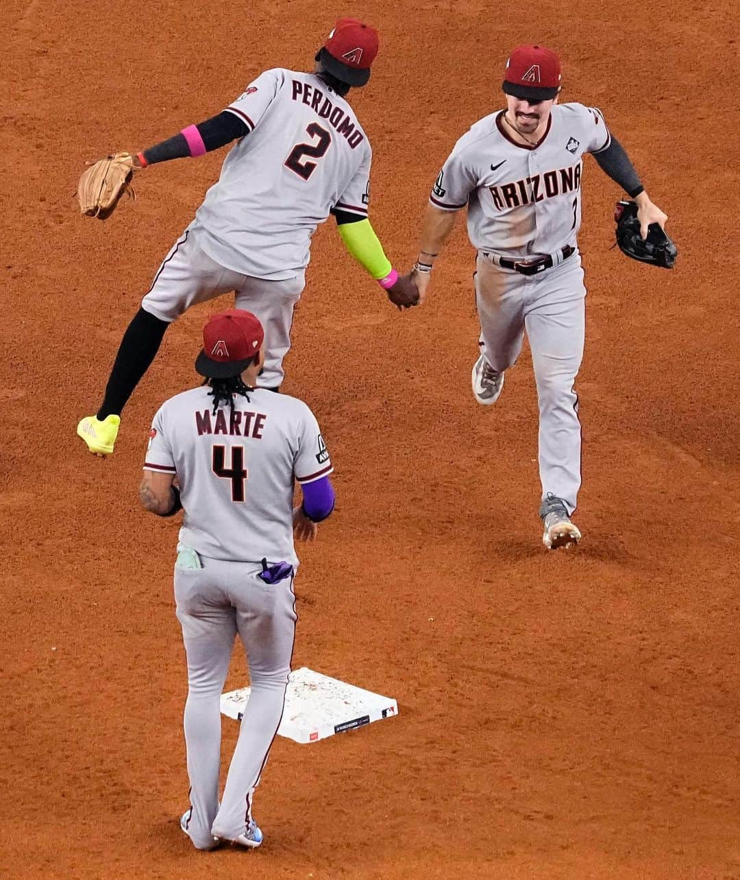 アリゾナ・ダイヤモンドバックスさんのインスタグラム写真 - (アリゾナ・ダイヤモンドバックスInstagram)「First #WorldSeries road win in franchise history. ☑️」10月29日 13時15分 - dbacks