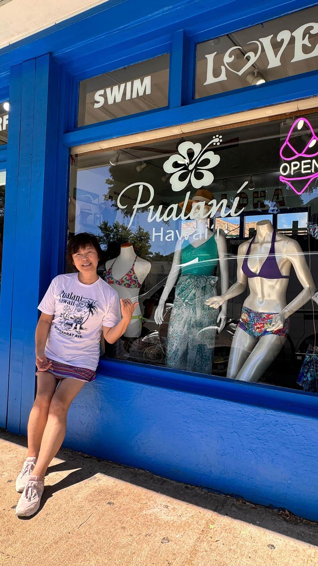 Pualani Hawaii Beachwearのインスタグラム：「11月1日からプアラニ・ハワイ・ビーチウェア(モンサラット店）限定の新製品として 日本の大手アパレルブランド「ボートハウス」「キャプテンサンタ」（どちらも株式会社ジョイマーク・デザイン）とコラボレーションしたTシャツを発売します！  ジョイマーク・デザインは、社会現象とまで言われた「ボートハウス」を生み出し、ファッション界にマリントラッドというカテゴリーを確率させ『ブルートラディッショナル』と名付けるなど、アパレル界のレジェンドとも呼ばれる存在です。  そんな大きなブランドと、ダイヤモンドヘッドの麓にある私たちの小さなお店がコラボさせていただけるなんて。 まさに夢のような企画です!  コラボをすることになった背景や流れなども含め、こちらでは語りきれなくらい熱い想いがあります。 気になる方は、本日配信されたYouTubeライブをご覧ください。  出来上がったTシャツ、とっっっっても可愛いです🤍  Tシャツのデザインは、株式会社ジョイマーク・デザインの代表取締役 下⼭好誼さん（キャプテンと呼ばせていただいております）が書き起こしてくださったもの。  株式会社ジョイマーク・デザインの代表取締役 下⼭好誼さん、池田さんはじめご協力いただきました株式会社ジョイマーク・デザインの皆様、本当にありがとうございます。  さぁ！株式会社ジョイマーク・デザイン✖︎プアラニ・ハワイ・ビーチウェアの夢を乗せた大航海、スタートです〜！ マーメイドのみんな！乗り遅れないでね〜！！！  ■発売日　2023年11月1日（水） ■販売価格　42ドル ■サイズ　S・M・L・XL（男女兼用） ■販売店舗　プアラニ・ハワイ・ビーチウェア（モンサラット店） ■販売サイト　pualanibeachwear.com（日本への発送可能）  ※12月8日(金)10:00〜13:00には、株式会社ジョイマーク・デザインの代表取締役、下⼭好誼さんが来店されるお披露目イベントも開催予定です。イベント詳細は随時プアラニモンサラット店公式Instagram・Facebookにてお知らせいたします。  #ハワイ限定 #hawaii #ハワイ #ハワイ旅行 #ハワイ土産 #ハワイ好きな人と繋がりたい #ハワイ購入品 #ハワイ好き #ハワイ暮らし #ハワイ情報 #ハワイお土産 #aloha #ハワイ旅 #ハワイ限定品 #ハワイショッピング#モンサラット#プアラニハワイ#ボートハウス#キャプテンサンタ#モンサラットアベニュー#プアラニハワイビーチウェア」