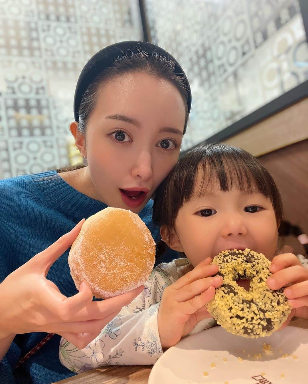 小川真葵さんのインスタグラム写真 - (小川真葵Instagram)「娘の大好物🍩  高校生？になるまで カップラーメンもマクドナルドも コカコーラも知らずに育った私は、  大人になってから反動で ジャンクフードにハマった時期があるから 娘には程々に与えてる👍  赤ちゃんの頃から英語とピアノとくもん 私立の幼稚園に入って ブランド物のお洋服を着て  親の理想を押し付けられてる気分で 子供の頃はとにかく逃げ出したかった！  だから早くに家を出て 若いうちから自立して苦労もしたけど 親の敷いたレールを歩くより 自分で道を切り開けてよかったと思う✨  娘には教育も食事も強要せずに のびのびと育ってほしい！  今はいろいろな情報が溢れていて 正しい子育てをしようとする人も多いけど 人間関係 (子育て含む)って 正しさが全てじゃないと思う。  ジャンクフードも 楽しんで食べまーす😹🍩🍟🍦  #子育て論 #子供のいる暮らし  #シングルマザー」10月29日 13時08分 - aoi1002_