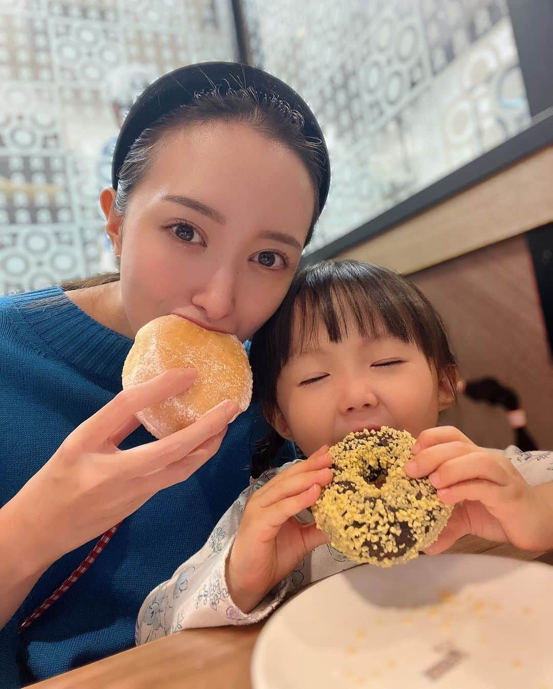 小川真葵さんのインスタグラム写真 - (小川真葵Instagram)「娘の大好物🍩  高校生？になるまで カップラーメンもマクドナルドも コカコーラも知らずに育った私は、  大人になってから反動で ジャンクフードにハマった時期があるから 娘には程々に与えてる👍  赤ちゃんの頃から英語とピアノとくもん 私立の幼稚園に入って ブランド物のお洋服を着て  親の理想を押し付けられてる気分で 子供の頃はとにかく逃げ出したかった！  だから早くに家を出て 若いうちから自立して苦労もしたけど 親の敷いたレールを歩くより 自分で道を切り開けてよかったと思う✨  娘には教育も食事も強要せずに のびのびと育ってほしい！  今はいろいろな情報が溢れていて 正しい子育てをしようとする人も多いけど 人間関係 (子育て含む)って 正しさが全てじゃないと思う。  ジャンクフードも 楽しんで食べまーす😹🍩🍟🍦  #子育て論 #子供のいる暮らし  #シングルマザー」10月29日 13時08分 - aoi1002_