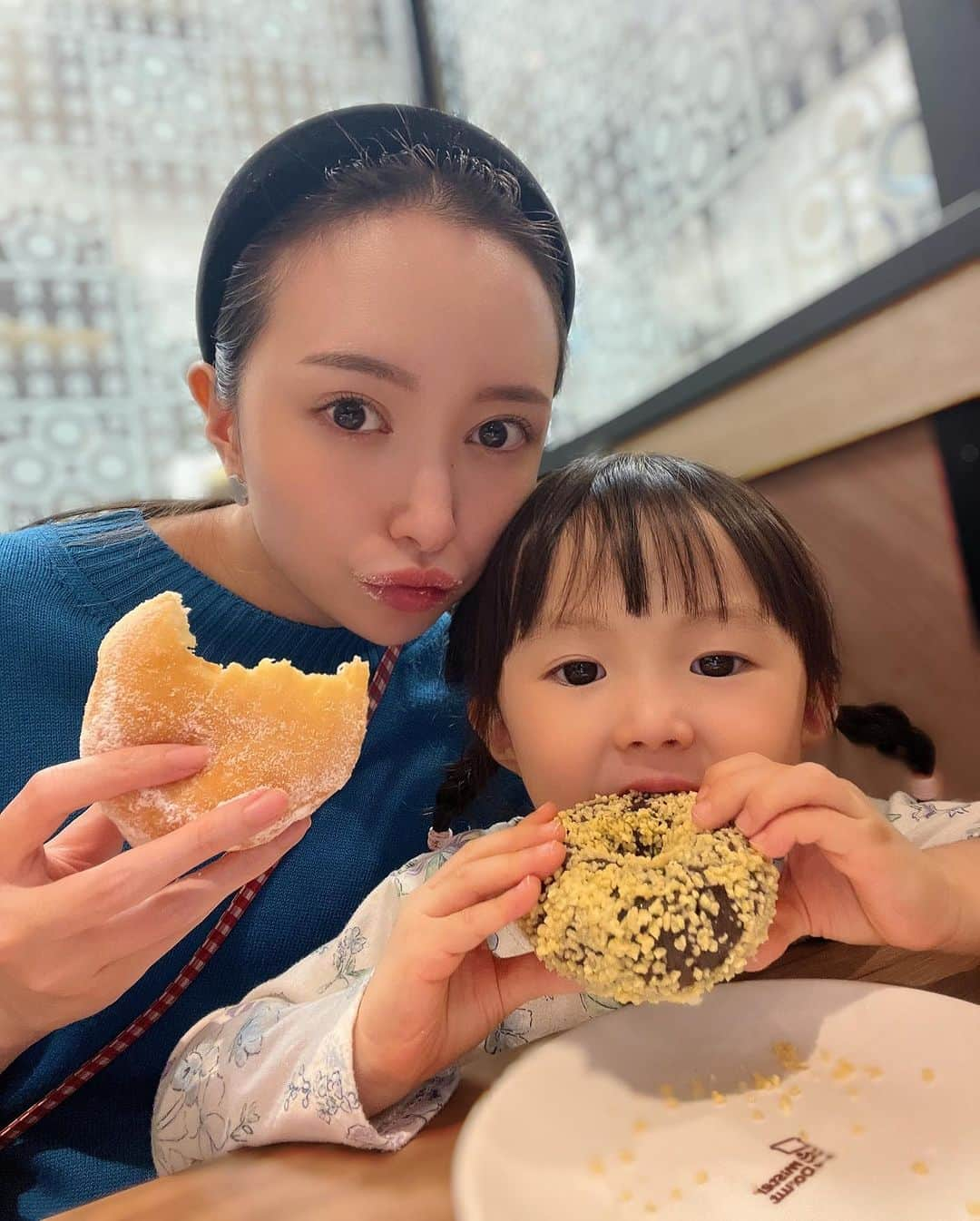 小川真葵さんのインスタグラム写真 - (小川真葵Instagram)「娘の大好物🍩  高校生？になるまで カップラーメンもマクドナルドも コカコーラも知らずに育った私は、  大人になってから反動で ジャンクフードにハマった時期があるから 娘には程々に与えてる👍  赤ちゃんの頃から英語とピアノとくもん 私立の幼稚園に入って ブランド物のお洋服を着て  親の理想を押し付けられてる気分で 子供の頃はとにかく逃げ出したかった！  だから早くに家を出て 若いうちから自立して苦労もしたけど 親の敷いたレールを歩くより 自分で道を切り開けてよかったと思う✨  娘には教育も食事も強要せずに のびのびと育ってほしい！  今はいろいろな情報が溢れていて 正しい子育てをしようとする人も多いけど 人間関係 (子育て含む)って 正しさが全てじゃないと思う。  ジャンクフードも 楽しんで食べまーす😹🍩🍟🍦  #子育て論 #子供のいる暮らし  #シングルマザー」10月29日 13時08分 - aoi1002_