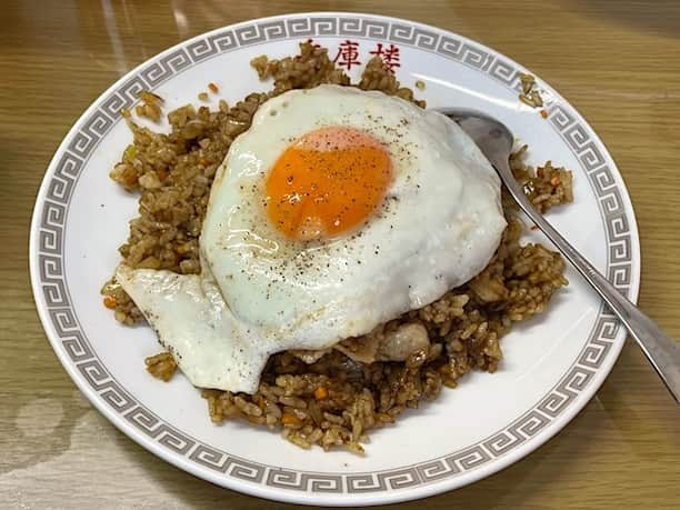 小野瀬雅生さんのインスタグラム写真 - (小野瀬雅生Instagram)「神戸三宮の第十兵庫楼でドライカレーウマウマウー☆カレーやきめし☆目玉焼入☆目玉焼きは入ってなくて載ってますが☆カレー味と云うかカレー粉味☆変に取り繕うことなくカレー粉☆スパイシー☆ヒジョーにウマイ☆黄身を崩して食べるとゴージャス☆昭和にワープだ☆ブラボー☆また食べに来ます♫ #第十兵庫楼 #ドライカレー #神戸三宮 #旭通 #カレーやきめし #目玉焼入 #入ってない #載っている #小野瀬雅生 #onosemasao #ウマウマウー #カレー粉 #スパイシー #ヒジョーにウマイ #昭和にワープだ #ゴージャス #また食べに来ます #ブラボー」10月29日 13時12分 - onosemasao