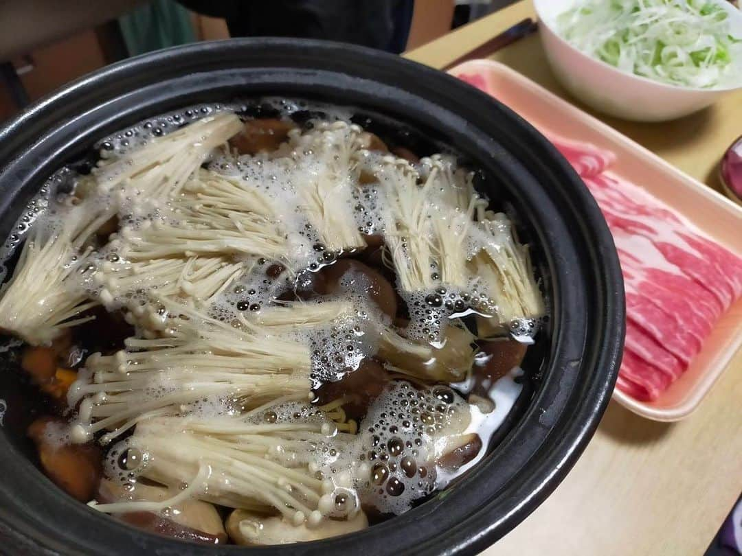 大河壮太さんのインスタグラム写真 - (大河壮太Instagram)「夕ご飯  しゃぶしゃぶ 焼き鳥  しゃぶしゃぶ お肉 600円 ネギ3本 198円 しいたけ 200円 えのき 130円  焼き鳥 スーパーで6本500円  ブリ 290円  #夫婦飯 #宮城 #仙台 #移住 #お野菜太郎」10月29日 13時13分 - 0831taro