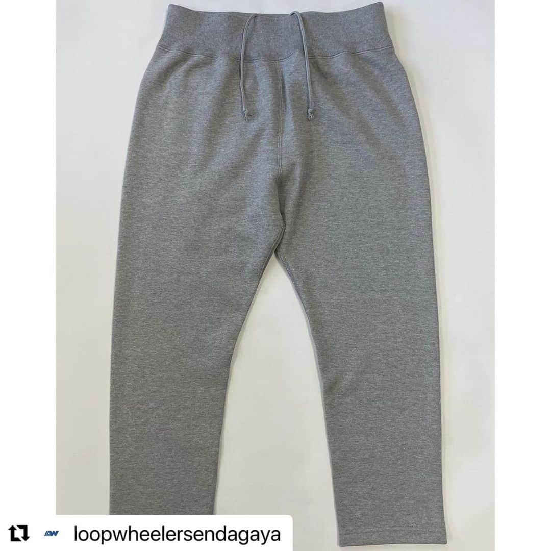 ループウィラーのインスタグラム：「.  大阪店も入荷致しました。  #Repost @loopwheelersendagaya with @use.repost ・・・ . 「LW07 スウェットパンツ」 定番パンツであるLW07スウェットパンツが入荷致しました。 素材はLWベーシック丸胴30/6吊り裏毛を使用しております。 丸胴吊り裏毛を切り開いて内股サイドだけを縫製していますので、アウトサイドには縫い目がありません。 是非この履き心地をお試しください。 カラーはグレーメランジ、マリン、オートミール、ブラックの4色展開となります。 サイズはS〜XLの4サイズ展開で、販売価格は23,100円(税込)です。 皆さまのご来店お待ちしております。  #loopwheeler #lwosaka #ループウィラー #ループウィラー大阪 #吊り編み #tsuriami #スウェット #sweatshirt」