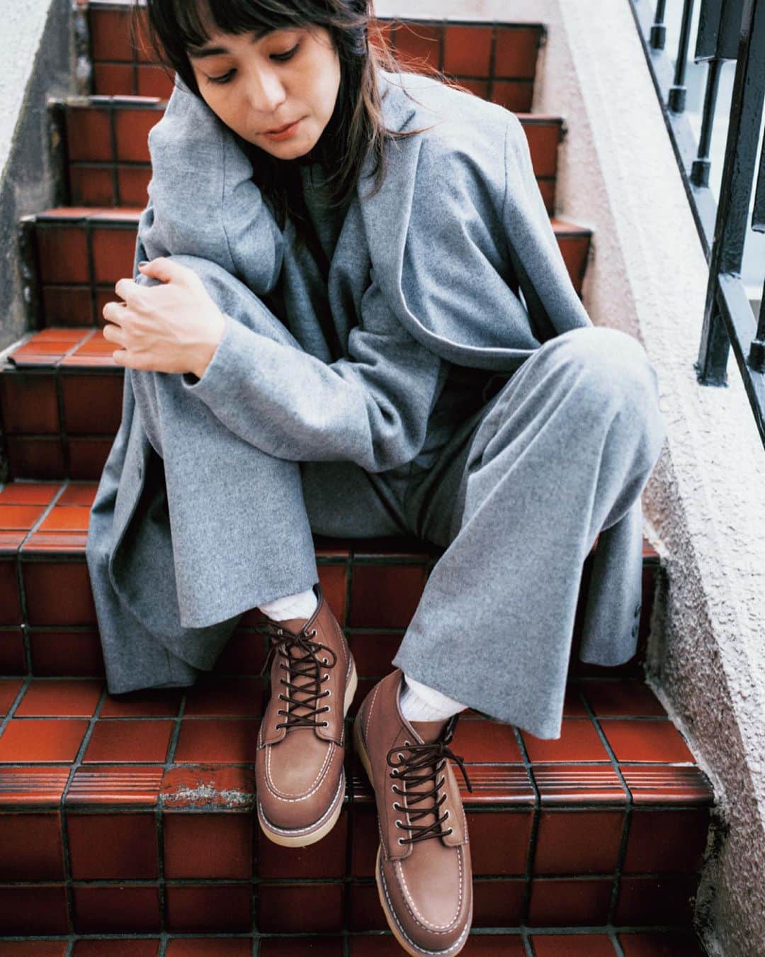 otona MUSEさんのインスタグラム写真 - (otona MUSEInstagram)「RED WINGのブーツで冬支度🥾  「本当にいい靴、本物を売りたい」という創始者の真摯な思いから生まれた、レッドウィングのブーツ。とびきりタフで高品質、そしてオーセンティックな存在感ただよう一足は、自らのスタイルを確立した大人の女性にこそハマるってもの！長年はき込んで味わいが増していくサマもいいんです。 今回は秋冬にぴったりな新色ブラウンをご紹介しています🤎  ●6-INCH CLASSIC MOC MOCHA ブラックとはまた違う良さを持つマイルドなブラウンのモカ・オロイジナル・レザー。薄くなじみやすいよう改良され、快適なはき心地。  ●SILVERSMITH MOCHA 新登場の#3359、モカ・オロイジナル・レザーです。くすんだトーンで温かみを感じさせるブラウンは、秋冬のワードローブにジャスト。　　  #redwing #レッドウィング　#pr」10月29日 13時24分 - otonamuse