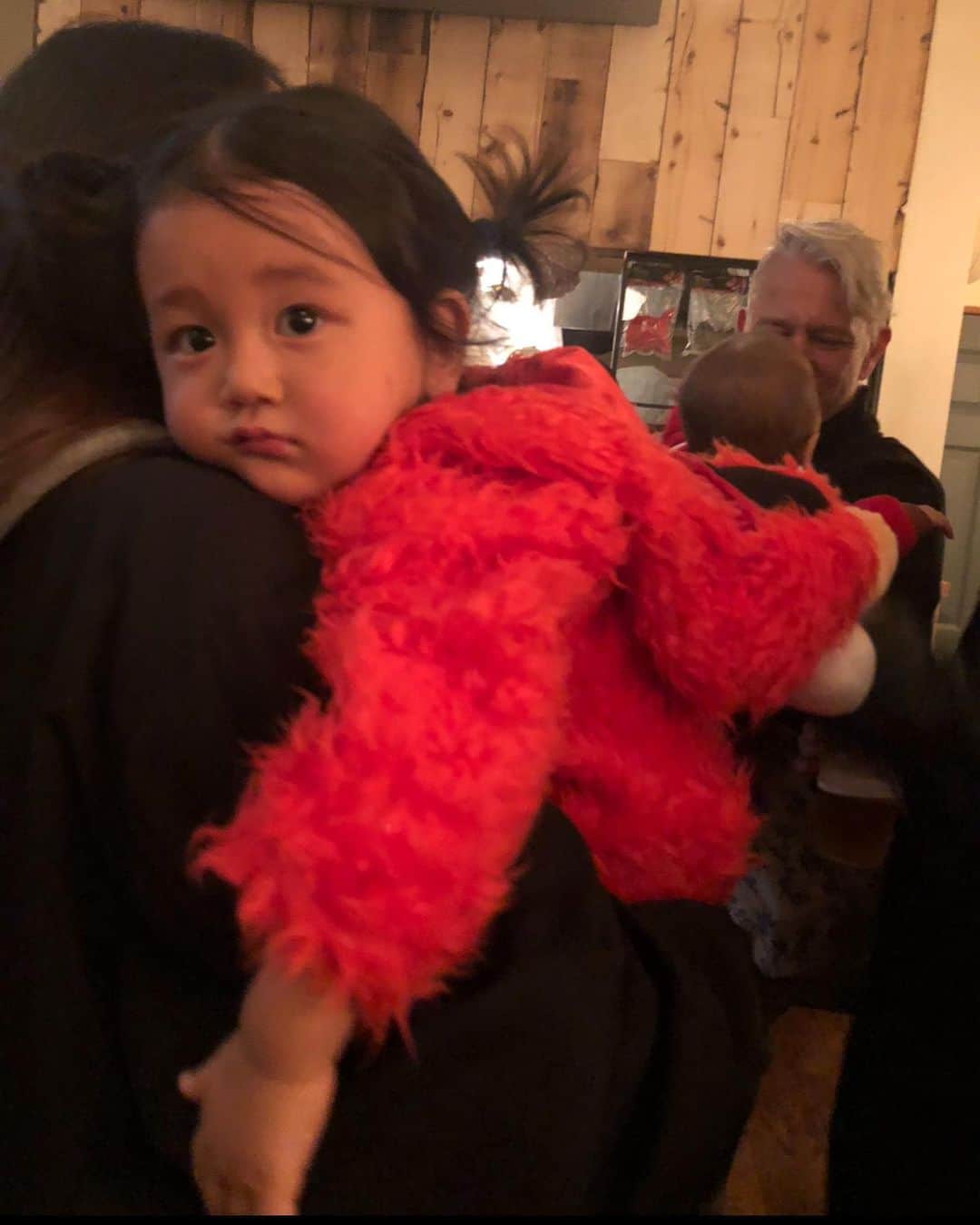 Saki さんのインスタグラム写真 - (Saki Instagram)「HAPPY Halloween🎃💜🤡🕸️👻🦇  ジョアンが着てたエルモりあんにも着させれた🥹❤️ もぅパッツンパッツンで歩かれへんぐらいキツそうやけど記念に撮れて良かった🤣👏❤️❤️❤️ これでユニバは行かれへんかったのが残念、、小さい子に譲ろう、、、💦🤣  写真後半はジョアン🥹❤️ゲキキャワ❤️🥹  #elmo #sesamestreet」10月29日 13時26分 - saki1011