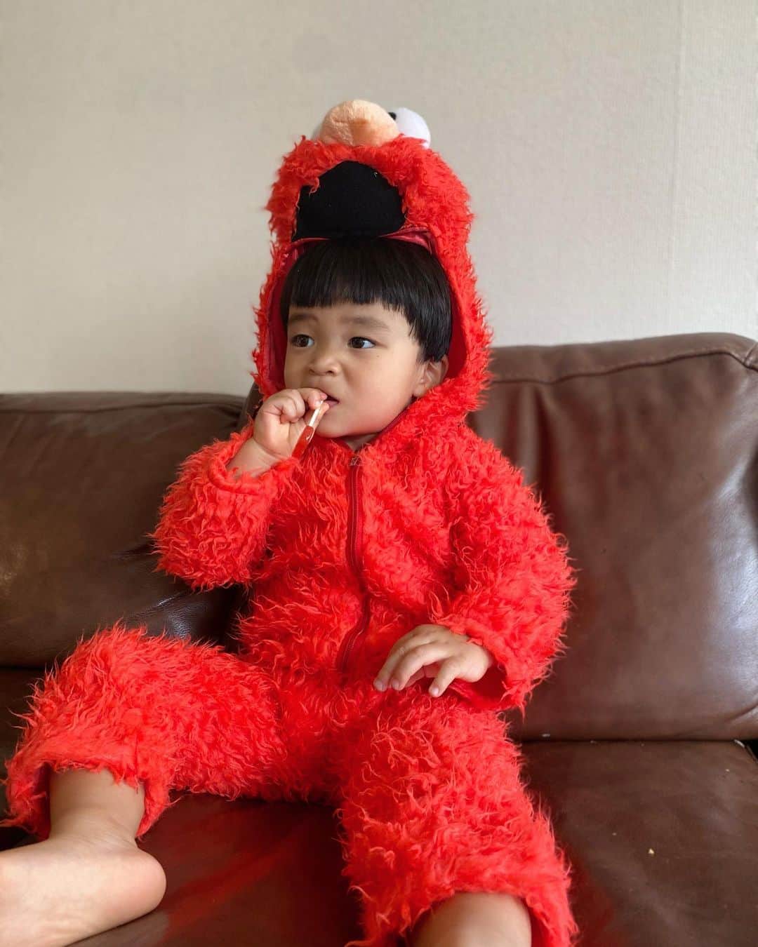 Saki さんのインスタグラム写真 - (Saki Instagram)「HAPPY Halloween🎃💜🤡🕸️👻🦇  ジョアンが着てたエルモりあんにも着させれた🥹❤️ もぅパッツンパッツンで歩かれへんぐらいキツそうやけど記念に撮れて良かった🤣👏❤️❤️❤️ これでユニバは行かれへんかったのが残念、、小さい子に譲ろう、、、💦🤣  写真後半はジョアン🥹❤️ゲキキャワ❤️🥹  #elmo #sesamestreet」10月29日 13時26分 - saki1011