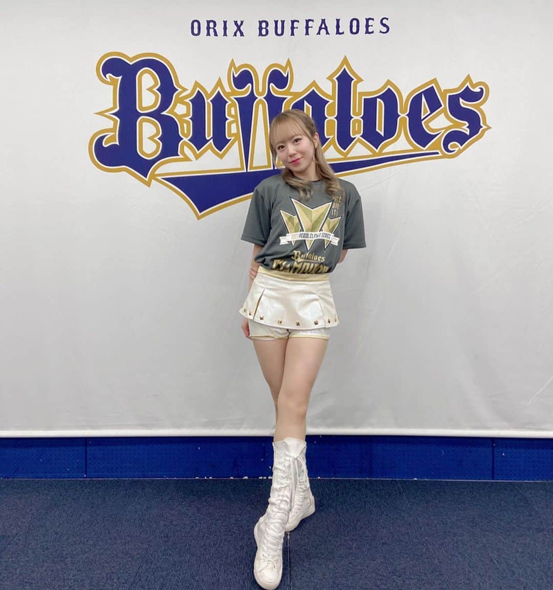 INAのインスタグラム：「SMBC日本シリーズ2023  やっぱり日本シリーズの舞台は雰囲気がガラッと変わりますね。 この舞台でパフォーマンスさせていただける喜びを感じながら今日も全力で応援するぞー🔥🔥🔥🔥🔥💪🏻 . . . . #オリックス #BsGirls #BsGirls10th💎 #Bs2023 #baseball #プロ野球  #ina_355 #orix #buffaloes #オリ姫 #野球好きな人と繋がりたい #野球好き #野球女子 #パリーグ #阪神タイガース #関西ダービー」