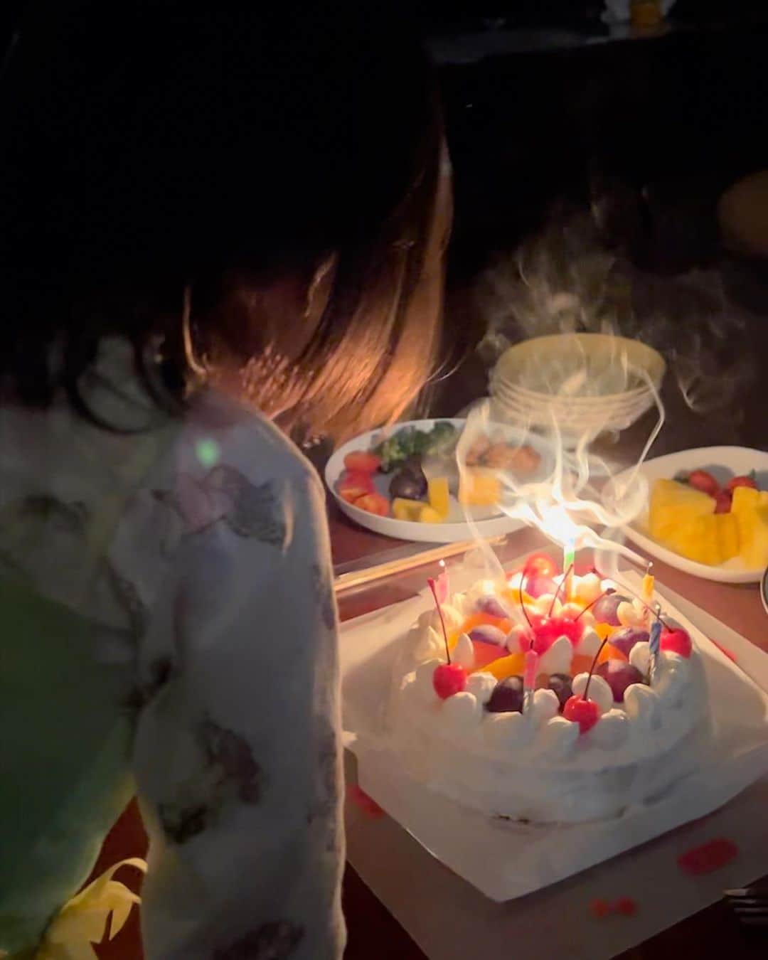 佐藤のぞみのインスタグラム：「昨日は誕生日🎂 義実家でお祝いしていただきました🥳嬉しいですね✨  そして2人揃ってお昼寝してくれたので👧👶 その間に急いで練習場へ🚗 産後初めて3ヶ月振りの練習！  感想は… 握力がなくなっていてクラブが吹っ飛ぶかと思いました！  15分だけの練習でしたが今の状態を知ることができてよかったです😊見ててくれた義実家に感謝🙏✨  バットの素振り多くして握力戻そうっと🏌️‍♀️  #berthday #🎂 #ろうそく消す係は娘 #ありがとうございました #ゴルフの練習#⛳️ #意外と打てた #髪の毛ショートにしたよ」