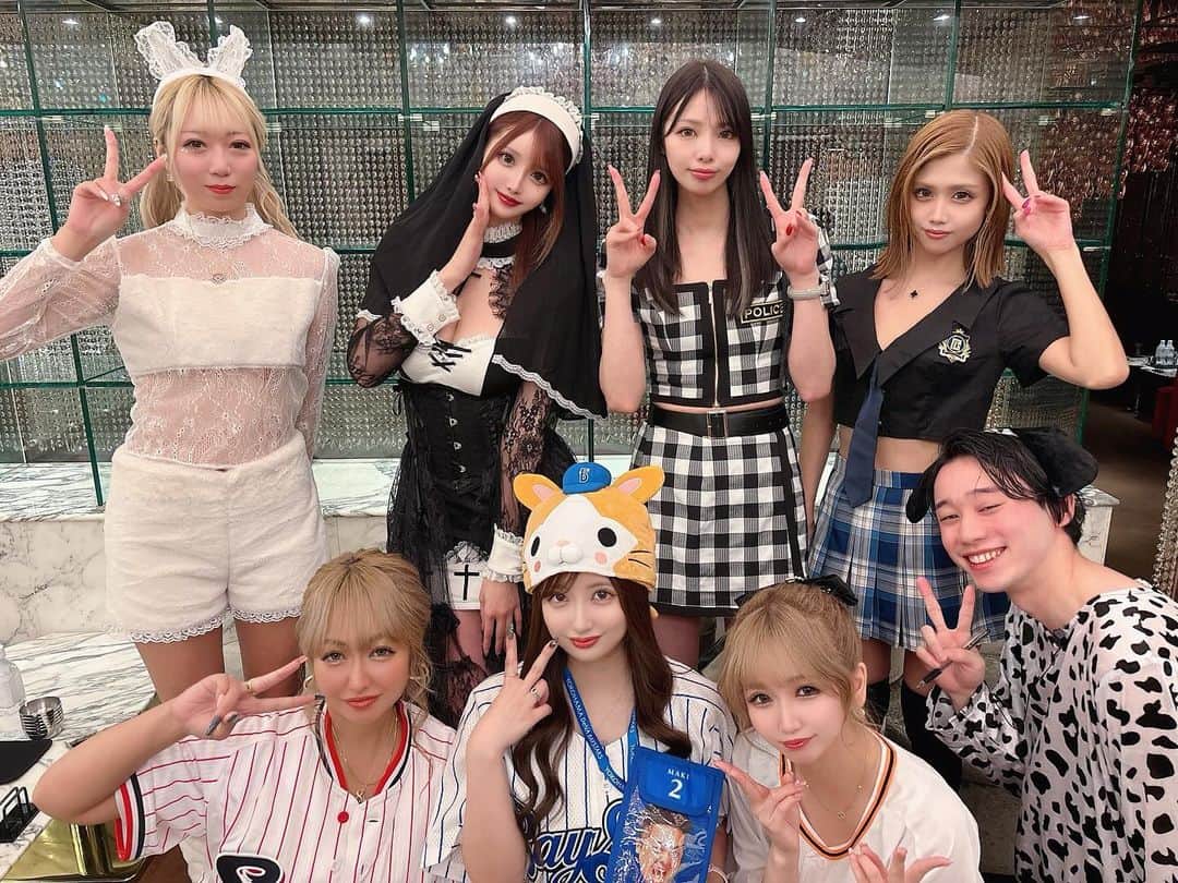 のインスタグラム：「皆で写真撮れて嬉しー🥰💓💓💓 思い出📷💭💓  コスプレは二年前に出してた私デザインのシスター🤍‪✝︎ これめっちゃ問い合わせもらうんだけど再販の権限はSugarさんなのよ😭💓 2年経っても自分の作った商品が可愛いって言ってもらえてとても嬉しいよ😭🤍✨ ありがとう🥹💓💓💓  #ハロウィン#ハロウィンイベント#ハロウィンコスプレ #Halloween#コスプレ#コスプレ女子 #歌舞伎町」