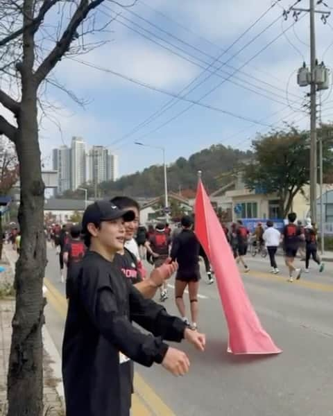 イム・シワンのインスタグラム：「10000명 중에 306등, 307등이라 여유 부리는 건 아니구요, 자랑하려는 거 아니에요. 306/10000*100=3.06%」