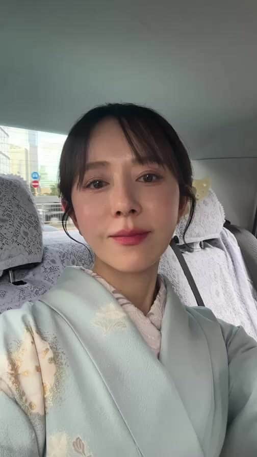 エリーのインスタグラム：「桃さんの結婚式へ向かう途中 今日だけ残しておくねん」