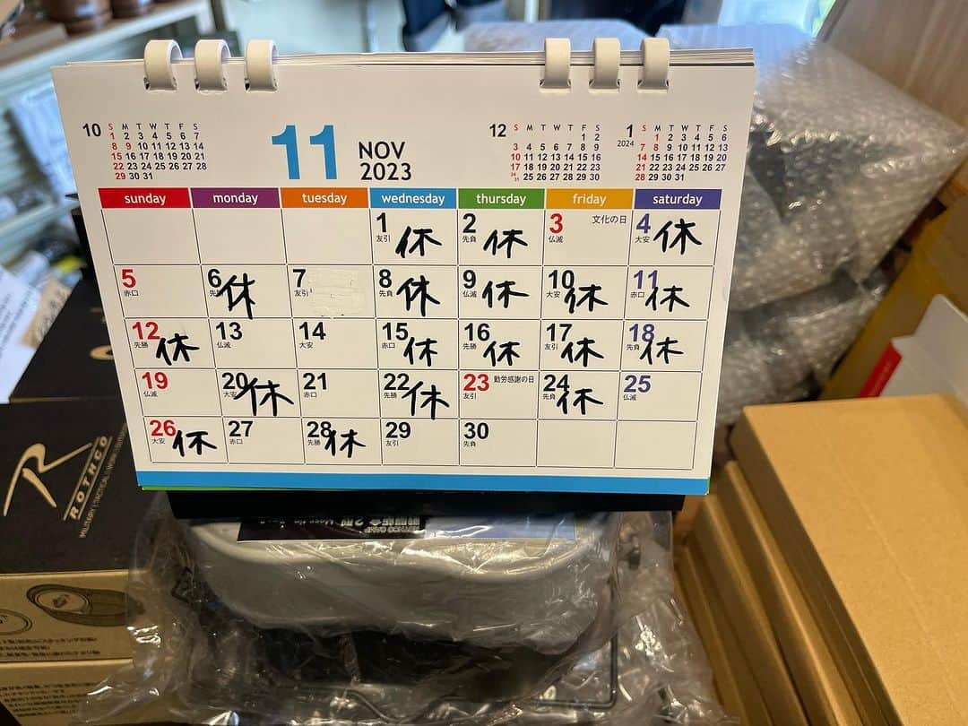 大和一孝さんのインスタグラム写真 - (大和一孝Instagram)「11月の営業日（休み多くてすいません12月からもう少し営業日増やします🙇）  戦闘飯盒2型　蓋をフッ素加工してフライパンとして使えるバージョン3つだけ有ります！  #キャンプ #メイドインヤマト #MADE_IN_YAMATO」10月29日 13時45分 - yamato_kazutaka