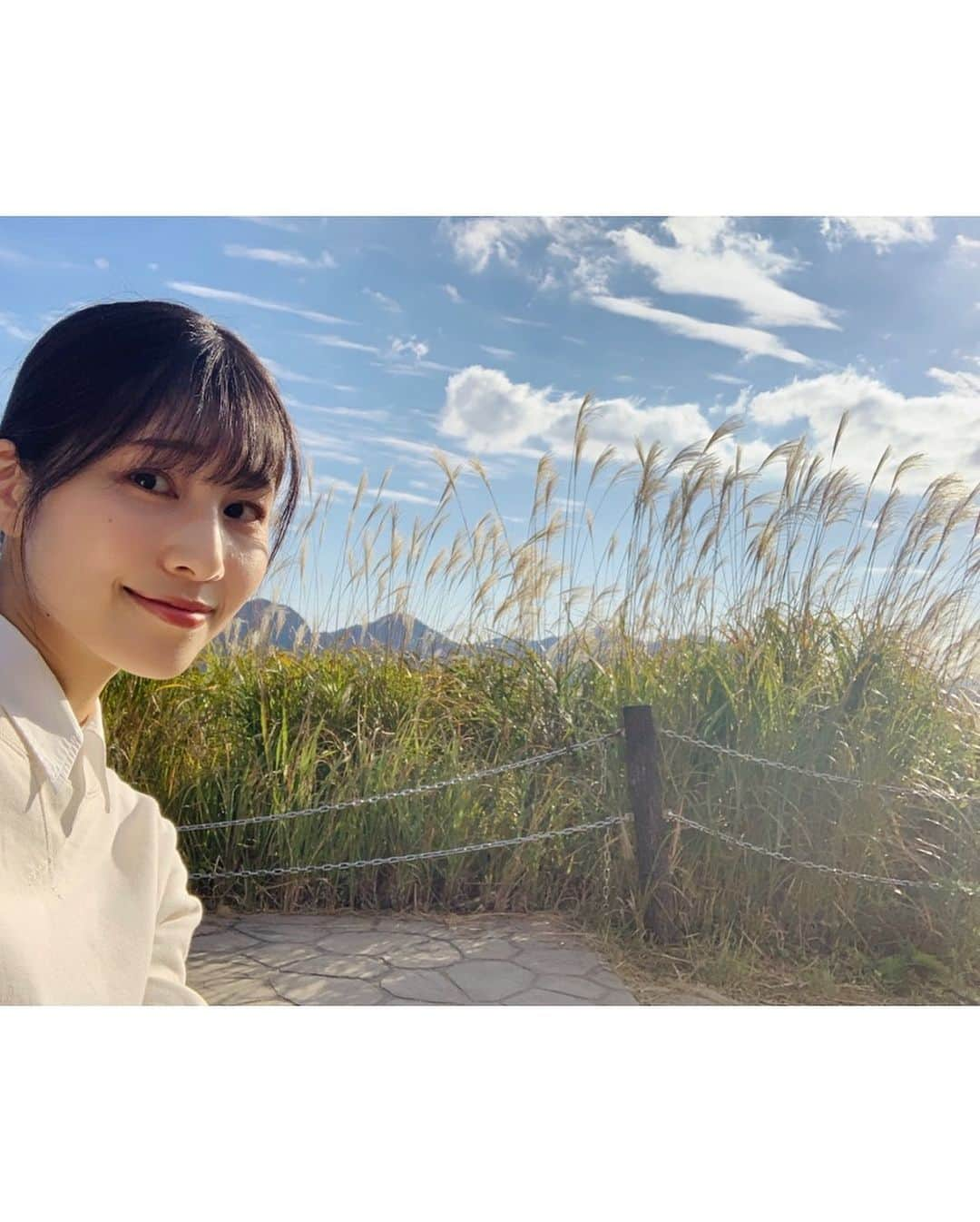 吉田桃華さんのインスタグラム写真 - (吉田桃華Instagram)「#曽爾高原 でのんびり散策🌾 大自然のなかで、 風に吹かれて癒しの時間を  #奈良県 #曽爾村 #sonivillage  #曽爾村観光大使  #すすきが見頃です　 #アメブロも書いたよ #吉田桃華」10月29日 13時45分 - momokayoshida_