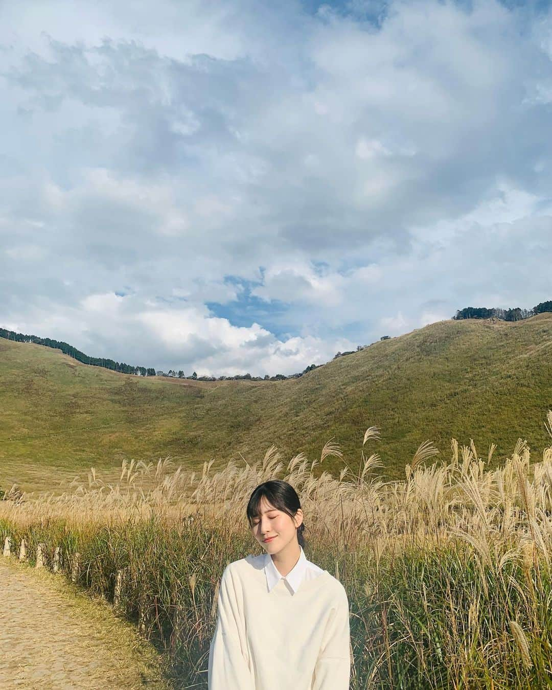 吉田桃華さんのインスタグラム写真 - (吉田桃華Instagram)「#曽爾高原 でのんびり散策🌾 大自然のなかで、 風に吹かれて癒しの時間を  #奈良県 #曽爾村 #sonivillage  #曽爾村観光大使  #すすきが見頃です　 #アメブロも書いたよ #吉田桃華」10月29日 13時45分 - momokayoshida_