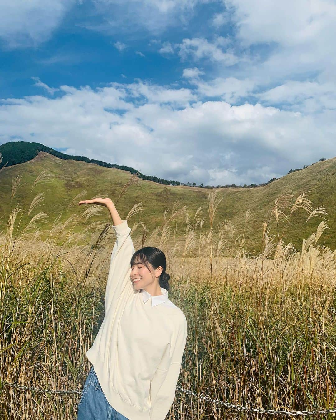 吉田桃華のインスタグラム：「#曽爾高原 でのんびり散策🌾 大自然のなかで、 風に吹かれて癒しの時間を  #奈良県 #曽爾村 #sonivillage  #曽爾村観光大使  #すすきが見頃です　 #アメブロも書いたよ #吉田桃華」