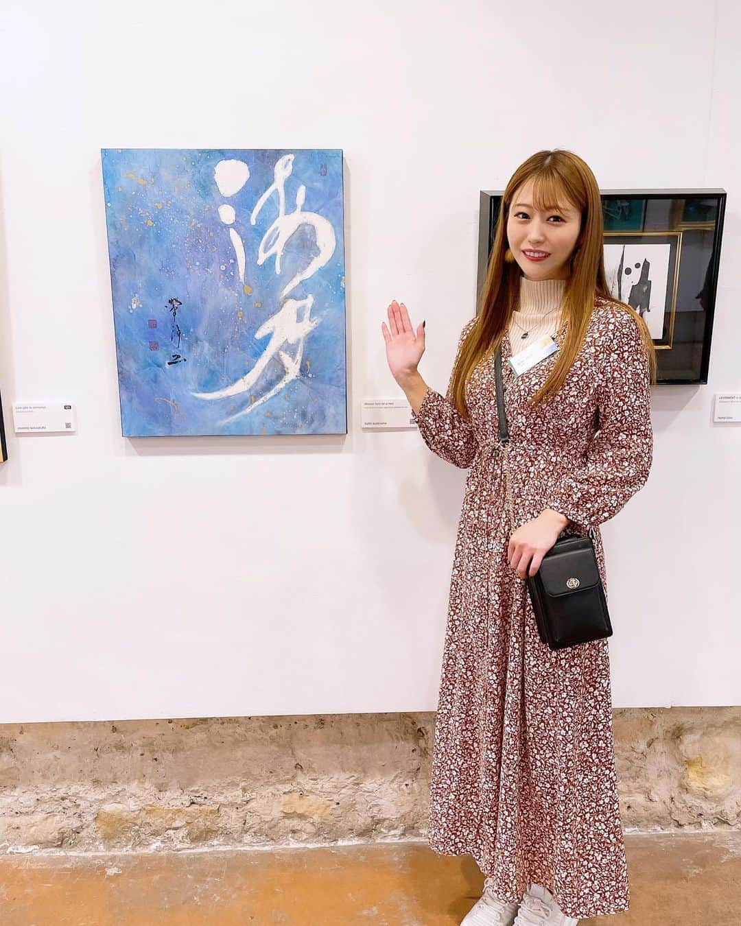 栗原里奈のインスタグラム：「✴︎ 10/21〜26に、フランス🇫🇷パリにて 【12th Discover the One Japanese Art 2023】 が開催されました。  私はセレモニーがあった21日のみの在廊となりましたが、初日から非常に多くの方にお越し頂き、22日閉館日を除く全5日間で延べ2000人の方に来場頂いたとの報告を受けています。  出展されたアーティストの方は約130名。 パリの会場には約50名のアーティストの方がセレモニーに参加されました。  私は書作品での参加になりましたが、絵画、刺繍作品、アクセサリー、服飾品、写真作品などバラエティに富んだ作品の数々に感銘を受け、同時にとても刺激になりました。  今回出展した作品は 『海月』 海と月と書き“くらげ“と読みます。  今回は海外での出展ということで、文字を主役にするというよりはパネル全体でアート書作品を作りたいなと考え、いつもよりもっともっと自由に。白と黒に捉われず、書の枠を超えた新しい作品に挑戦してみたいと思い、この題材にしました。 白抜き文字を使った作品はこれまでも制作してきましたが、今回は背景を様々な青色で染め、海に見立てています。 金銀の筆飛沫は水泡、海月の字体はぷかぷかと浮かぶ🪼くらげそのものをイメージしました。 自由に海を泳ぐ海月は、書の自由さを表現しています。  パリでは通りすがりの方がふらっと来場されるシーンが殆どで人々のアートに慣れ親しんだ姿が印象的でした。 日本でもそんな空間作りが出来たら素敵ですね。。。  今回の出展はお声がけ頂いた当初こそ悩みはしたものの、決意後は本当に時の流れも早く一瞬で、初めての体験と経験にワクワクが止まりませんでした。参加することができ本当に良かったです。 クオリアートの皆様、審査員の方々、担当してくださった神田さん、会場内でサポートしてくださったスタッフの皆さま、本当にありがとうございました✨  また会場では刺繍アーティストのちえりさん@nu_chieri さんとも仲良くさせて頂きました✨ 繊細なデザインがとっても素敵で見入ってしまいました、、！ 販売もされているそうなので気になる方は見に行ってみてください✨  日本でも来年あたりに(再来年かもですが笑)また個展を開きたいなあと思っています！！ 次回は更に明確なテーマを持って制作できたらなと。 その時はまたお知らせさせてください！  長々とお読み頂きありがとうございました😂 旅記録はまた後程(これまた長々と)投稿させてください笑  #書道家#作品#海月#くらげ#🪼#創作書#アート書#デザイン書#インテリア書#パリ出展#海外アート#パリ #calligrapher#artwork  #calligraphy#work#artist#paris」