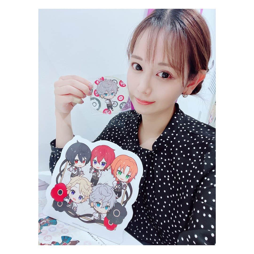 小河結香さんのインスタグラム写真 - (小河結香Instagram)「あんスタカフェ⭐️🎤✨ (2022/11/1)  今回楽曲とのコラボとの事で まずKnightsの曲の中でも 特に大好きなMystic Fragrance💖 この曲女性目線の歌詞で モデル組がセンターなのも良き👍 最推しセナのコースターも自引き😍  あとALKALOIDもヒロくんが好きだから 頼んだんだけどやっぱこの曲は マヨさんじゃないと…と思って ぱしゃっつ持参してそっと添えた🥰  確かもう1回行ってるはず…🤔 (1年前の記憶呼び起こし中)  それから忘れてはいけない瀬名泉BD🎂 これに合わせてこの日に予約取ったんだった💨 ちゃんと祝わないと怒られちゃうよね😅笑 いつも怒られてる幻聴が聞こえるのは私だけ❓ (…特にお菓子を食べる時) これからも誇り高き騎士でいて下さい✨  #あんスタ #あんスタカフェ #あんスタコラボ #アニカフェ #アニカフェコラボ #あんスタグラム #ナイツp #knights推し #瀬名泉推し #推し活 #推し事 #オタ活 #ゆんのヲタ活記録」10月29日 13時48分 - yun2world