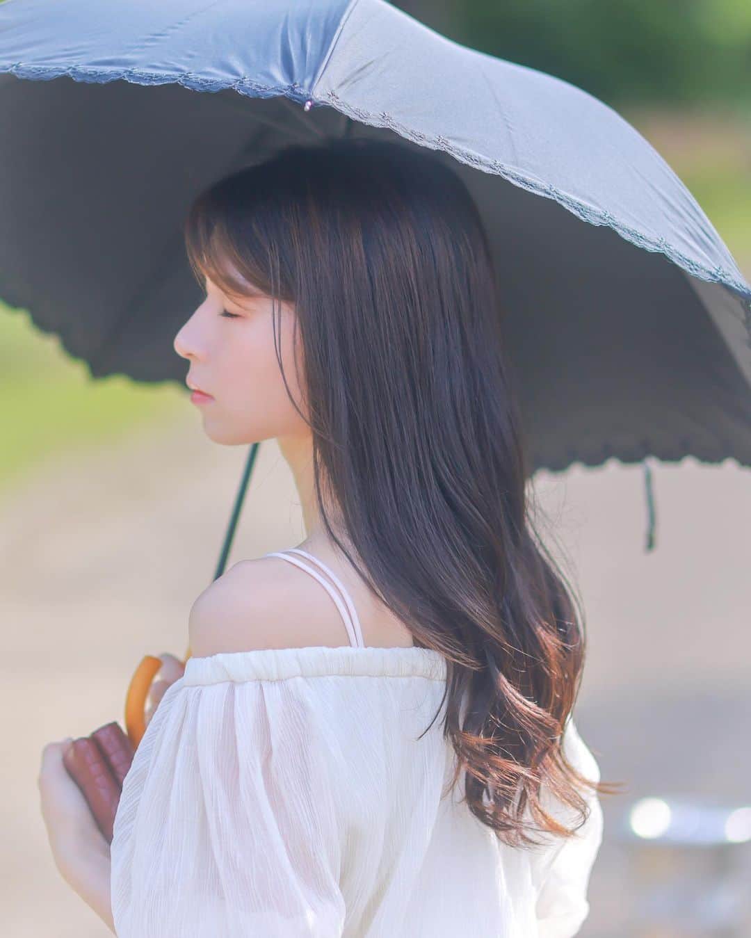 ちかちゃのインスタグラム：「. これは紫陽花前の カメラテストの時の写真  なんでお財布握りしめてんだろ . . . photographer:) @sak1photo #さきふぉと専属モデル #ポートレート」