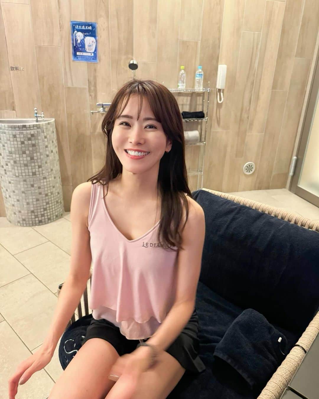 佐野真彩のインスタグラム：「恵比寿にある @ledianspa にいってきたよ。 お友達同士できている方が多く、ガールズトークしながら サウナやお風呂を楽めます♡  ここのサウナ、汗をかくスピードが異常に速かった、 また行く😆！ 行った日がレディースDAYで、SNS投稿で1,000円お得になりました🙌 . 仕事では JMS中です。 やっぱりイベント現場は楽しいですね。 皆、体調崩さず楽しく最終日まで迎えられるように🏃‍♀️ . Tops @theory_jp  Pants @stunninglure   #ledianspa #ledianspa恵比寿 #サウナ女子　#サウナ大好き  #stunninglure #theory #therow  #パンツスタイル #jms #サウナ」