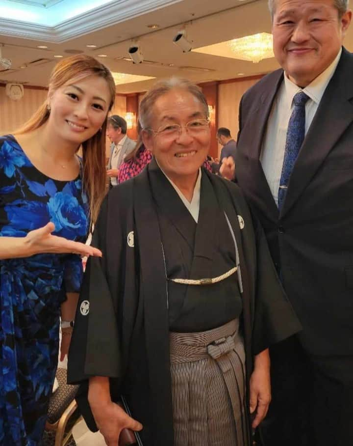 小野友葵子さんのインスタグラム写真 - (小野友葵子Instagram)「【田中太郎さん75歳のお誕生日パーティー】  20代の頃からお世話になっている 田中太郎さん75歳のお誕生日パーティーへ。  親方とお祝いに行って参りました。✨  私も親方も、結婚前からお世話になっていて、私たちの結婚披露宴のお席を決める時に、お互い共通の知り合いだったと発覚した太郎さん。  🌟懐かしの結婚式🌟 https://ameblo.jp/onoyukiko/entry-12186663120.html  同じテーブルには、   🌹以前の太郎さんのパーティーでもお隣のお席だった桂由美先生  🌹何度か一緒にお食事させていただいているサンマリノ共和国大使で、特命全権大使外交団長のManlino Cadelo（マンリノ　カデロ）さん  🌹今回お隣のお席で、日本酒もご一緒させていただいた俳優でタレントの辰巳琢郎さん  🌹そして親方  今回も、ゲストには日本を代表するテノール歌手佐野成宏さんが、イタリア歌曲やカンツォーネを歌われました。 素晴らしかったです。🎶  続く。💖  ｡.｡:+* ﾟ ゜ﾟ *+:｡.｡:+* ﾟ ゜ﾟ *+:｡.｡ 📻2023/11/4（土） 動画配信型ラジオレギュラー冠番組 『小野友葵子のBella Serata‼』 第1、第3土曜日 21：00～21：50生放送中 https://ameblo.jp/onoyukiko/entry-12825600766.html  🎵2023/7/2（日）14：30※終了 ムラマツリサイタルホール新大阪（大阪公演） 🎵2023/7/16（日）13：00※終了 ザ・ルーテル・ホール（札幌公演） 🎵2023/9/2（土）13：30※終了 すみだトリフォニー小ホール（東京公演） 🎵2023/11/5（日）14：00※振替 レソラホール（福岡公演） https://ameblo.jp/onoyukiko/entry-12815801256.html  🎵2023/11/12（日）15:00 酵素クレープ専門店クレープアリサ東京 https://ameblo.jp/onoyukiko/entry-12825208626.html  💿小野友葵子コラボ参加CD発売中！ https://ameblo.jp/onoyukiko/entry-12800332342.html  🎼小野友葵子プロデュース若手オペラ歌手グループ『I  BOCCIOLI』メンバー募集中！ https://ameblo.jp/onoyukiko/entry-12800609513.html ｡.｡:+* ﾟ ゜ﾟ *+:｡.｡:+* ﾟ ゜ﾟ *+:｡.｡ 🌹HP https://www.onoyukiko.com/ 🌹ブログ http://ameblo.jp/onoyukiko 🌹Instagram（yukikoonosoprano） https://www.instagram.com/yukikoonosoprano/ 🌹Twitter https://twitter.com/yukiko_ono 🌹YouTube（YukikoOno小野友葵子） https://www.youtube.com/user/VitaRoseaYukikoOno 🌹小野友葵子のコンサートってどんな感じ？ https://youtu.be/bWges5LlLnw ｡.｡:+* ﾟ ゜ﾟ *+:｡.｡:+* ﾟ ゜ﾟ *+:｡.｡  #田中太郎 #75歳 #お誕生日パーティー #バースデーパーティー #グランドアーク半蔵門 #夫婦で出席 #共通の知り合い #錦戸親方 #ソプラノ歌手 #オペラ歌手 #オペラ #錦戸部屋女将 #バラ好き #パンダ好き #ミラノ #イタリア #ラジオパーソナリティー #プロデューサー #若手アーティスト支援 #デビュー15周年」10月29日 13時55分 - yukikoonosoprano