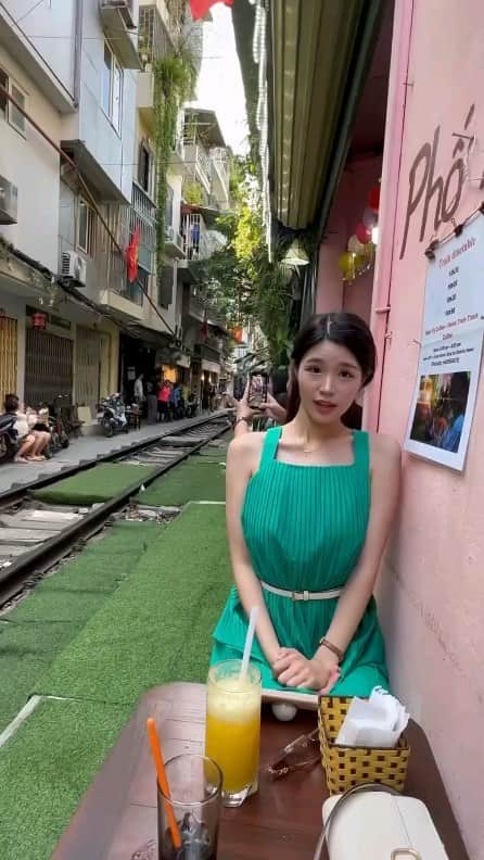 Padgramのインスタグラム：「susoo_closet - Don’t worry she is safe. This is Hanoi’s railway at one of many cafes where trains pass astonishingly close, a tradition both locals and tourists have experienced this for decades. While her video might have raised concerns due to the train’s proximity, it’s important to note that these establishments prioritize safety and have safety protocols in place. This unique experience isn’t just about the thrill of the passing train; it’s a deep dive into cultural heritage, bonding, and creating unforgettable memories. It’s imperative to view such experiences with understanding and perspective.  🎥 susoo_closet  📍 Train Track Cafe Hanoi is situated on Phung Hung Street, Hang Ma, Hoan Kiem District, Ha Noi.  #pgdaily #pgstar#pgcounty #vietnam #planetgo#planet #planetearth #amazing #awesome #train」